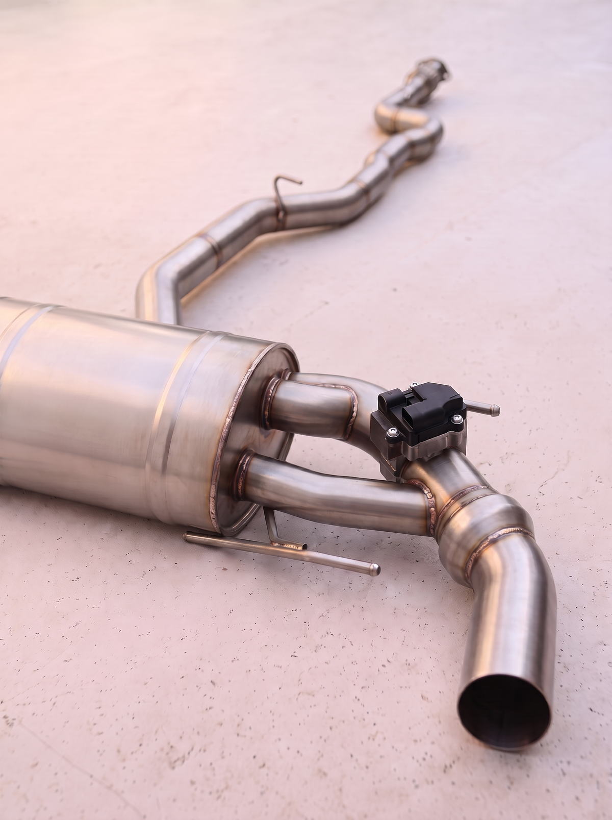 Ligne d'échappement sport inox ROG pour Alfa Romeo Giulia 2.0 Turbo, vue au sol