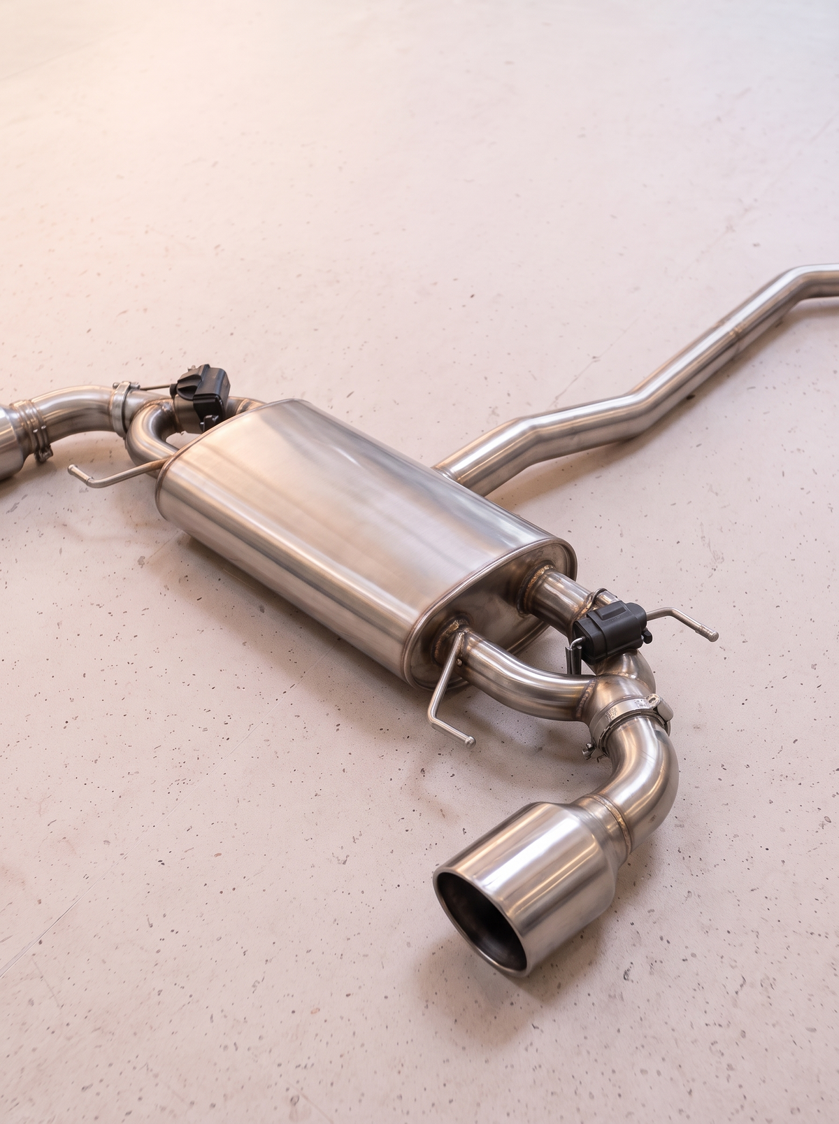 Ligne d'échappement sport inox ROG pour Alfa Romeo Stelvio 2.0 Turbo, vue au sol
