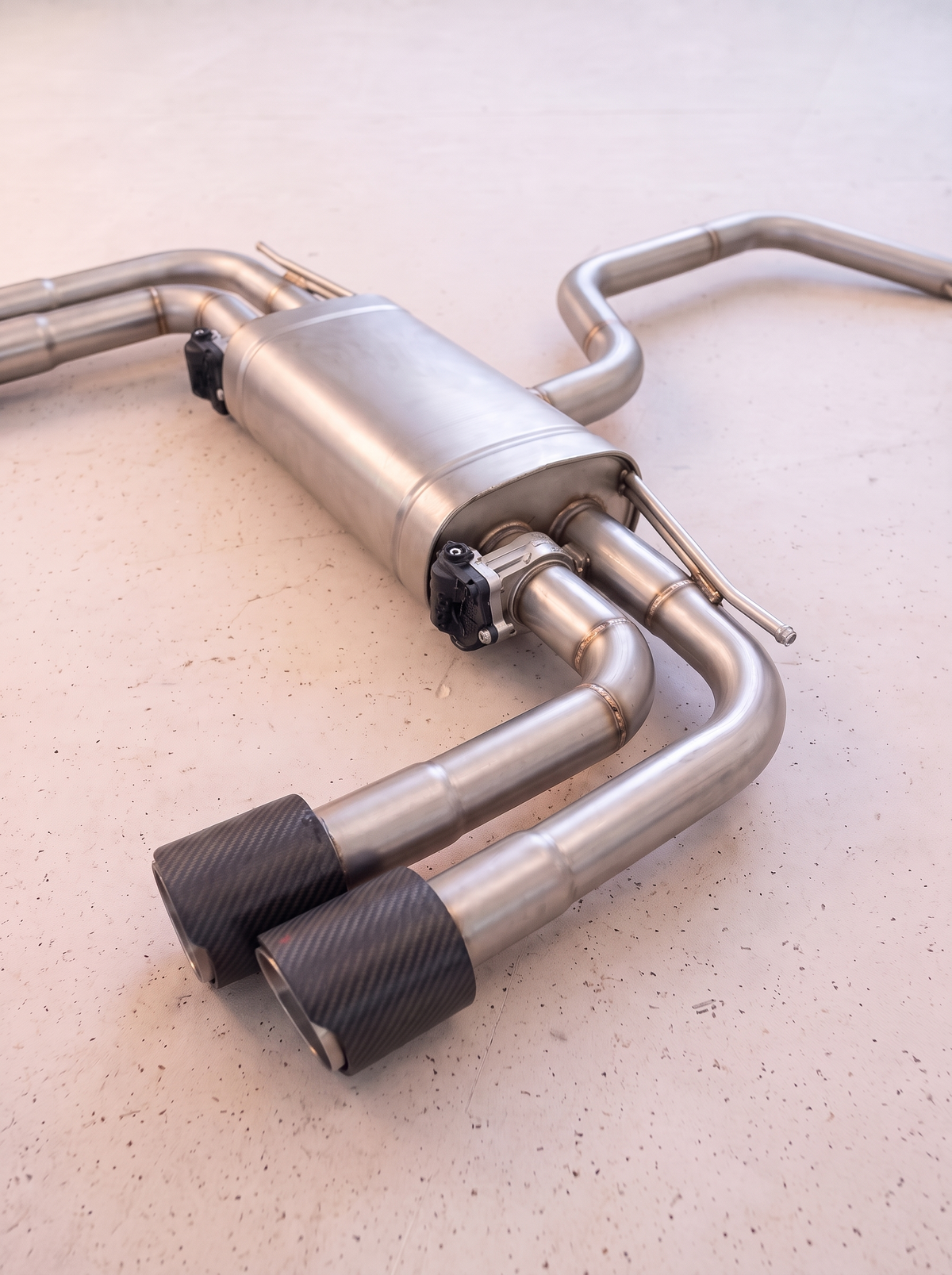 Ligne d'échappement sport inox ROG pour Audi A3 8V 2.0 TFSI, vue au sol