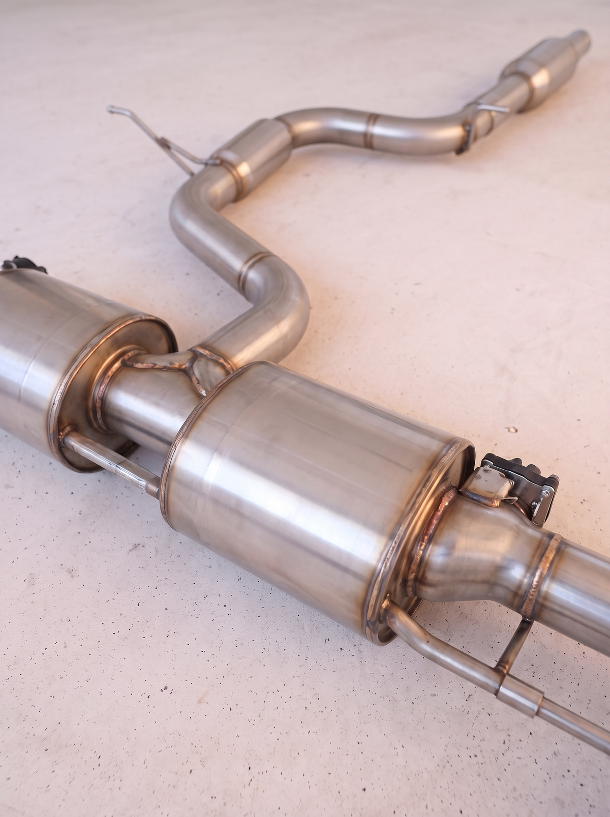 Ligne d'échappement sport inox ROG pour Audi A3 8Y 2.0 TFSI, vue au sol