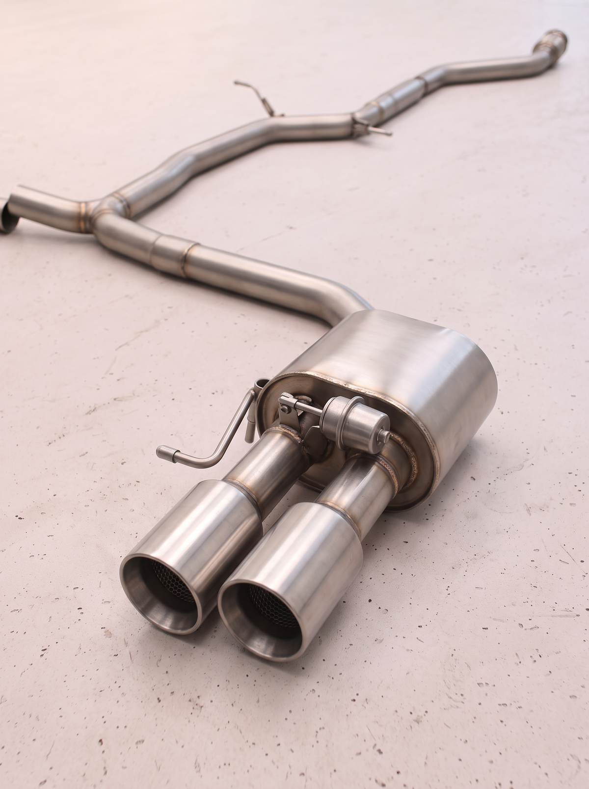 Ligne d'échappement sport inox ROG pour Audi A4 / A5 B9 2.0 TFSI, vue au sol