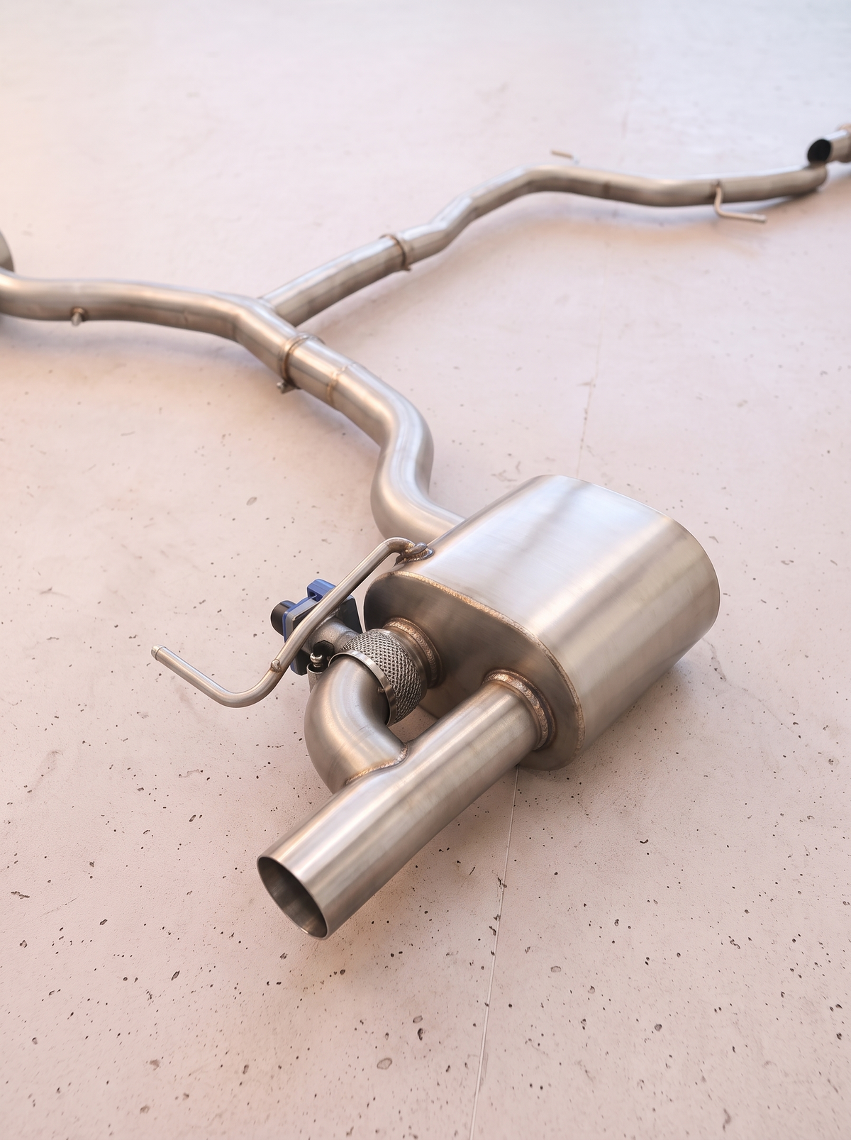 Ligne d'échappement sport inox ROG pour Audi A5 B10 2.0 TFSI, vue au sol