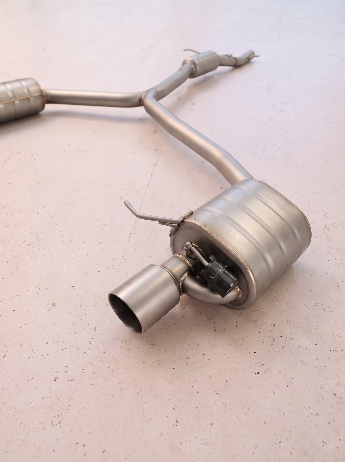 Ligne d'échappement sport inox ROG pour Audi Q5 8R 2.0 TFSI, vue au sol