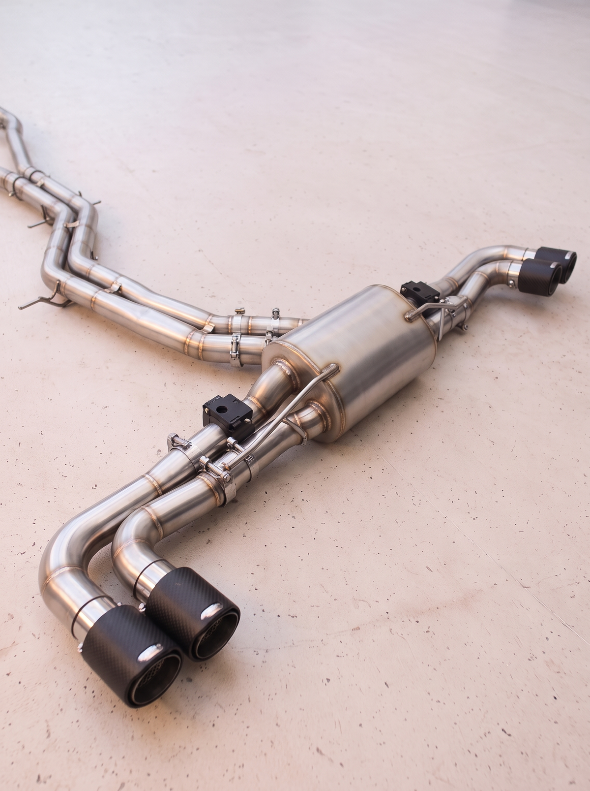 Ligne d'échappement sport inox ROG pour Audi RS Q8 4M 4.0 TFSI V8, vue au sol