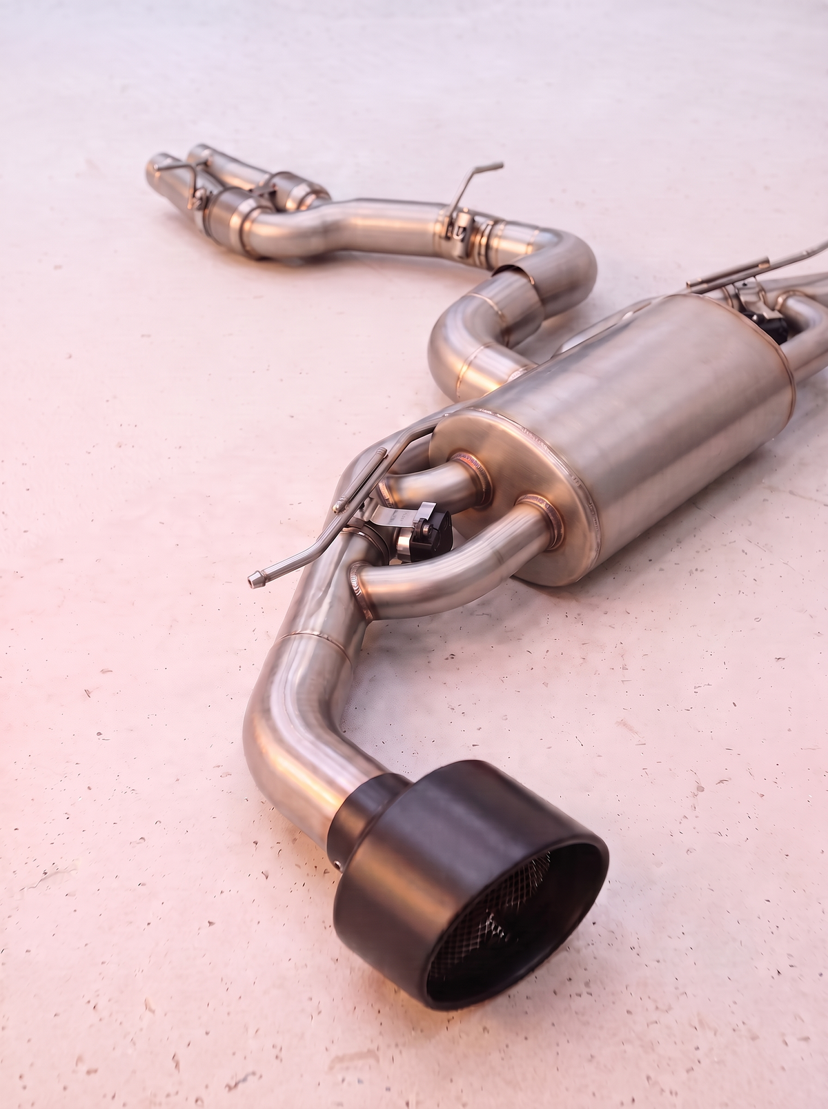 Ligne d'échappement sport inox ROG pour Audi RS3 8V 2.5 TFSI, vue au sol