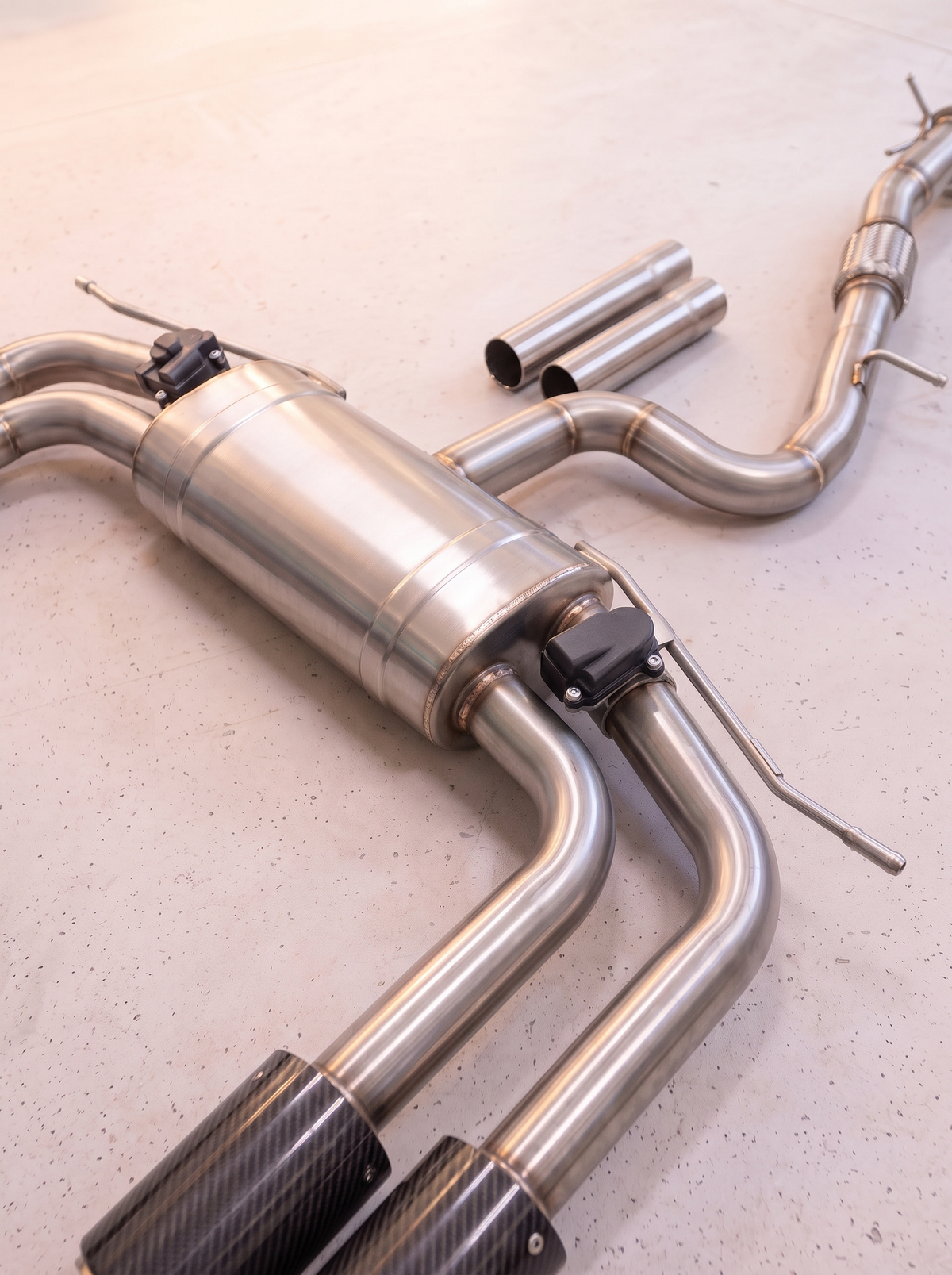 Ligne d'échappement sport inox ROG pour Audi S3 8Y 2.0 TFSI, vue au sol