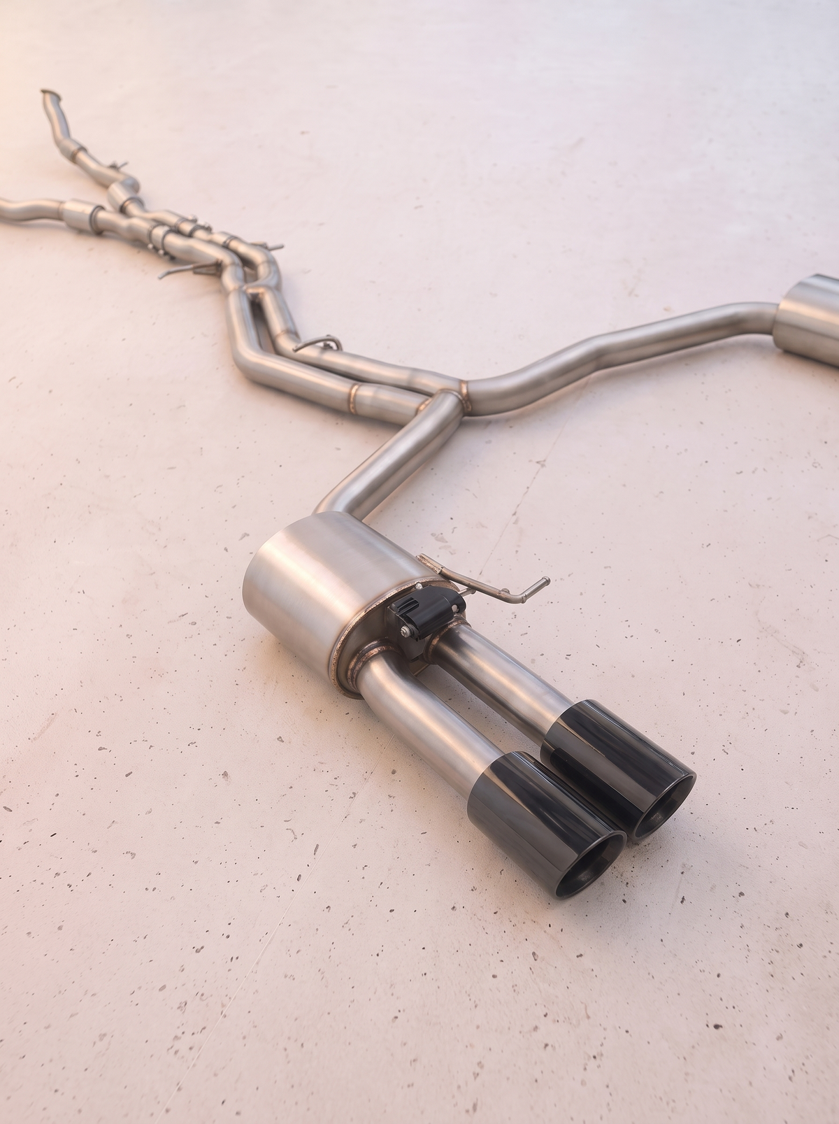 Ligne d'échappement sport inox ROG pour Audi S8 D5 4.0 TFSI V8, vue au sol