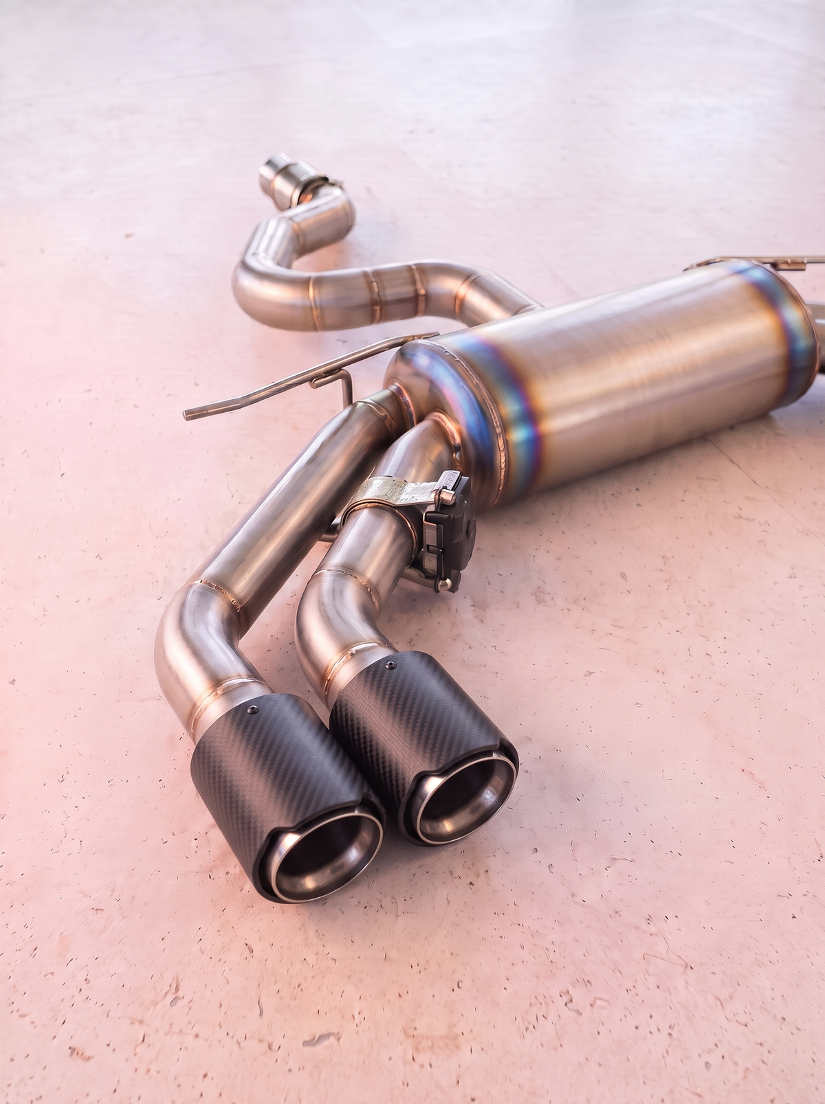 Ligne d'échappement sport inox ROG pour Audi TT 8S 2.0 TFSI, vue au sol