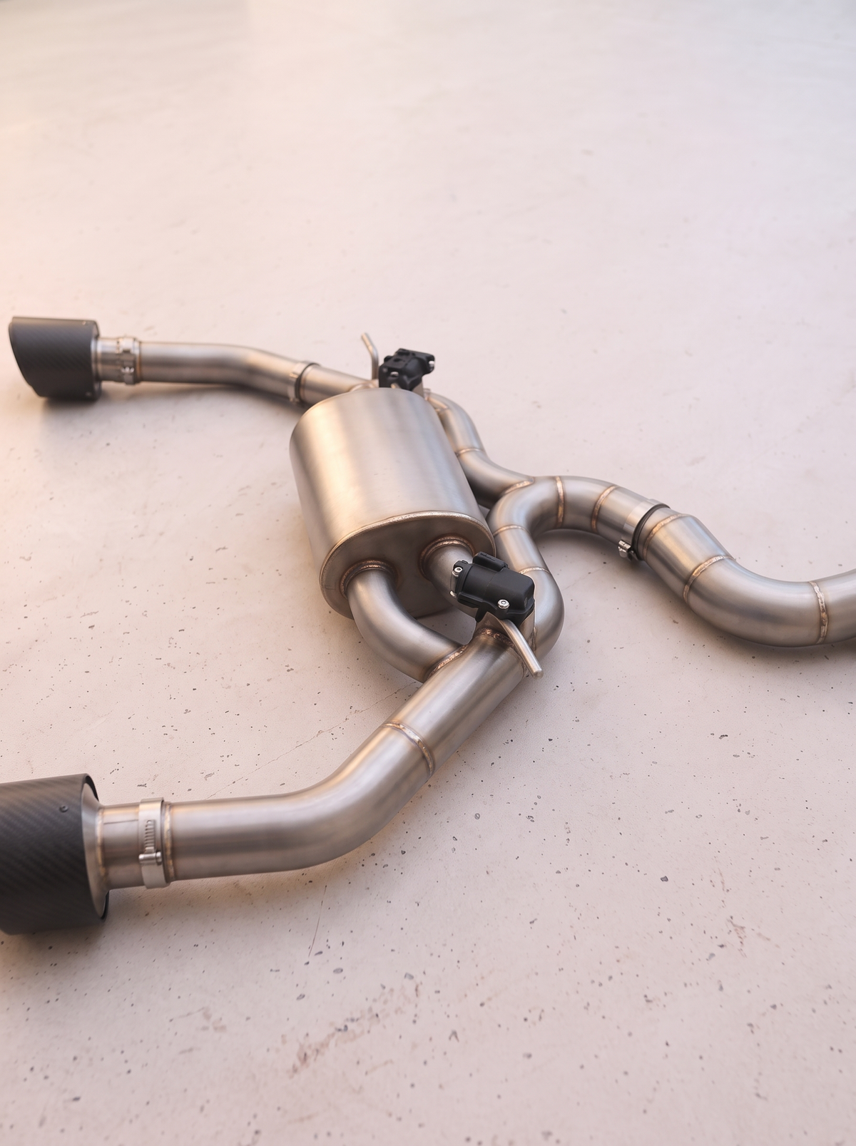 Ligne d'échappement sport inox ROG pour Audi TT RS 8S 2.5 TFSI, vue au sol