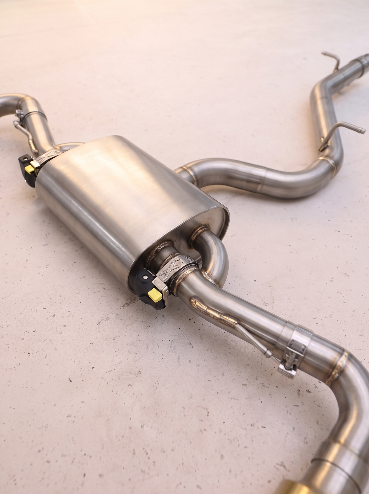 Ligne d'échappement sport inox ROG pour Audi TTS 8S 2.0 TFSI, vue au sol