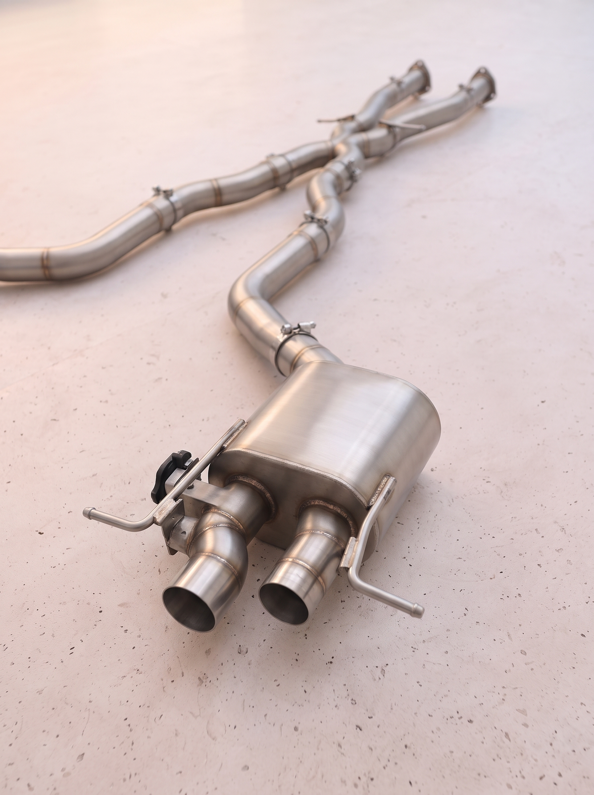 Ligne d'échappement sport inox ROG pour Bentley Continental GT V8 4.0, vue au sol