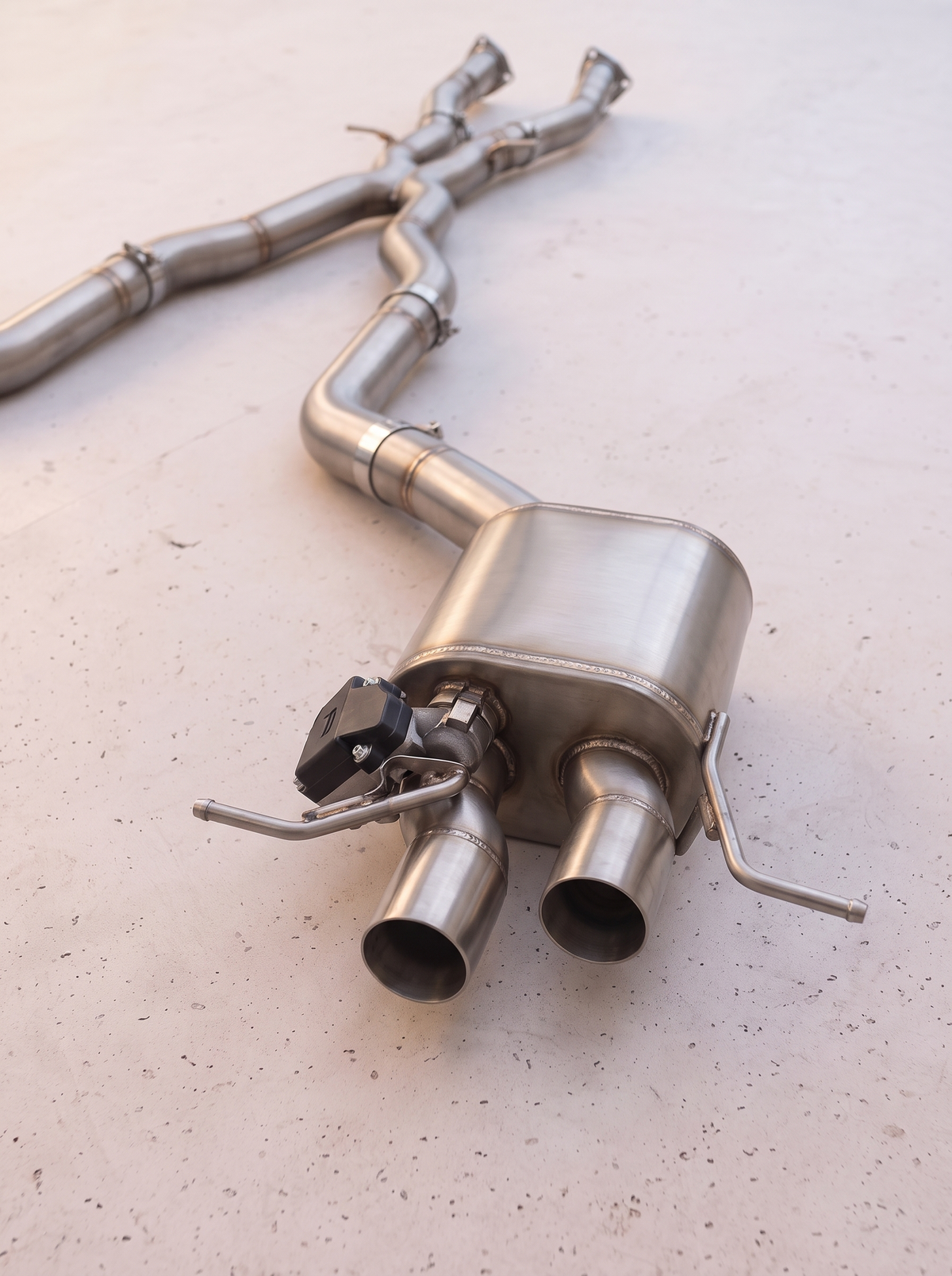 Ligne d'échappement sport inox ROG pour Bentley Continental GT W12 6.0, vue au sol
