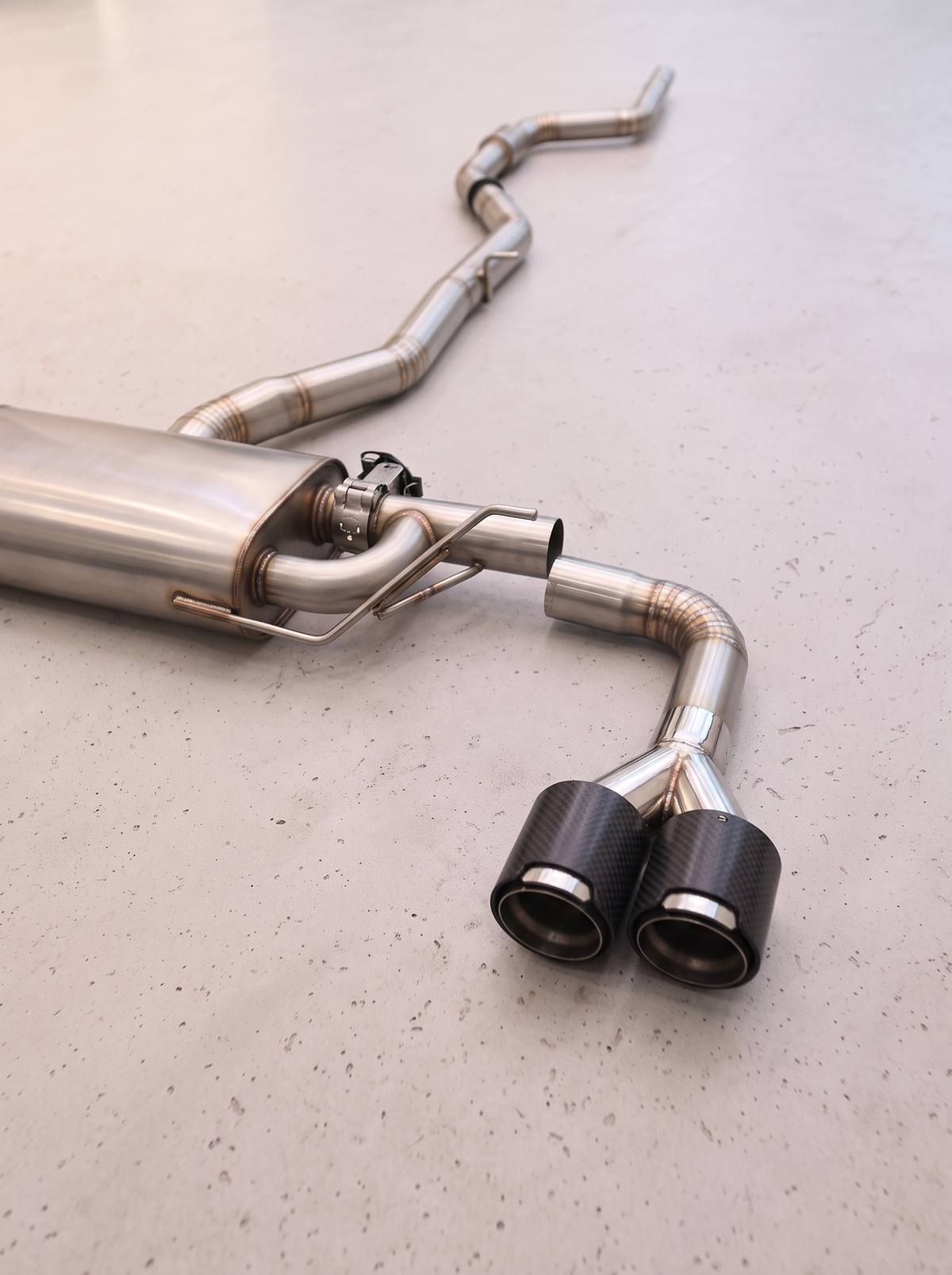 Ligne d'échappement sport inox ROG pour BMW X3 2.0T, vue au sol