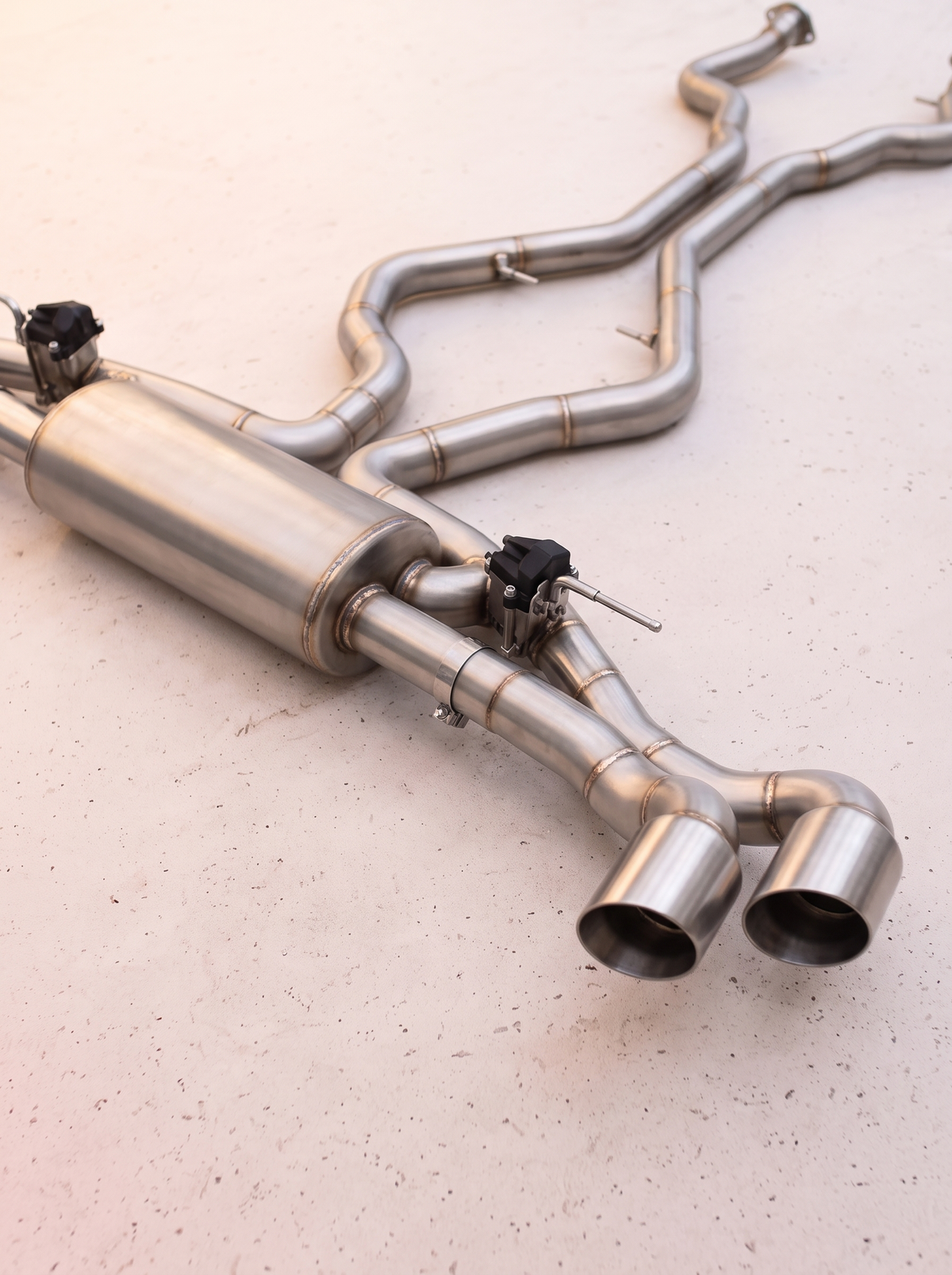 Ligne d'échappement sport inox ROG pour BMW X5 50i N63 4.4T, vue au sol