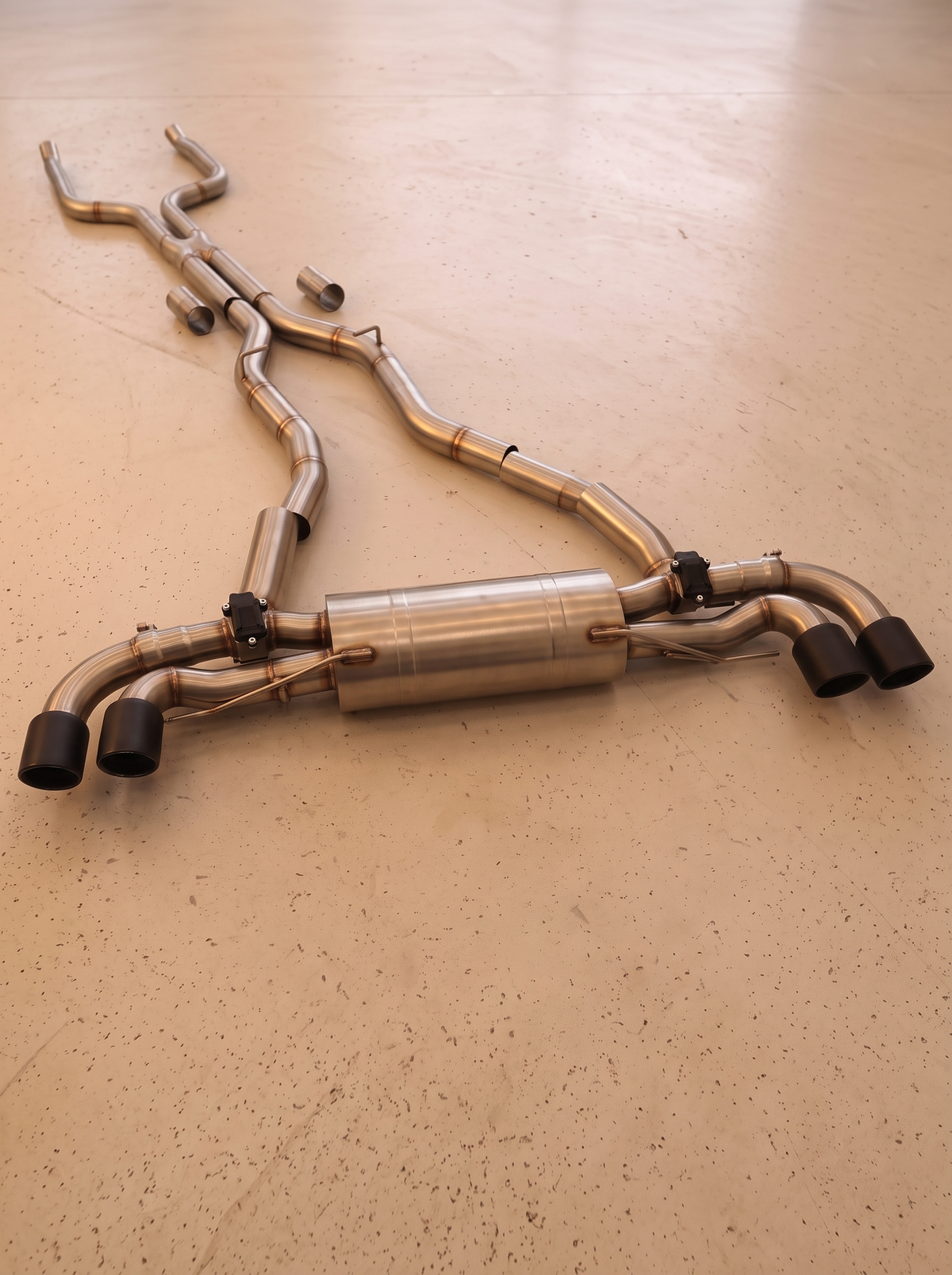 Ligne d'échappement sport inox ROG pour BMW X5 M50i G05 4.4TT, vue au sol