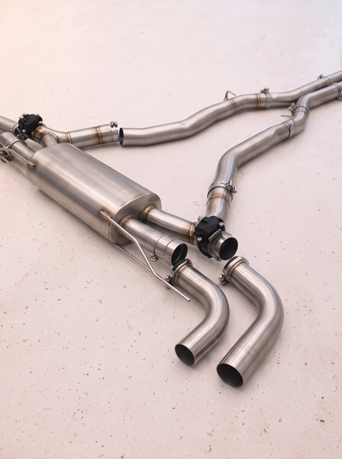 Ligne d'échappement sport inox ROG pour BMW X7 M50i 4.4TT, vue au sol