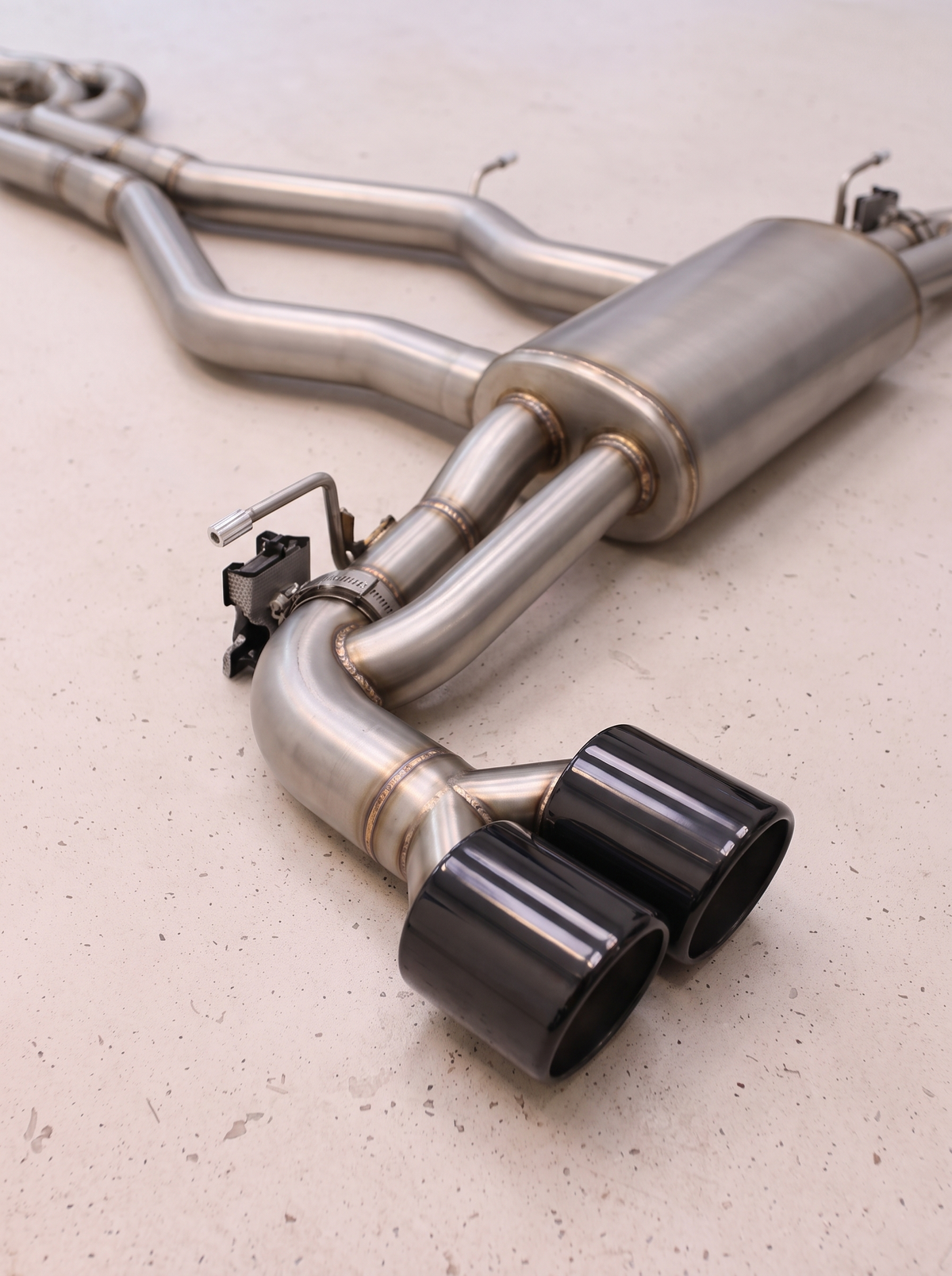 Ligne d'échappement sport inox ROG pour BMW Z4 G29 2.0T, vue au sol