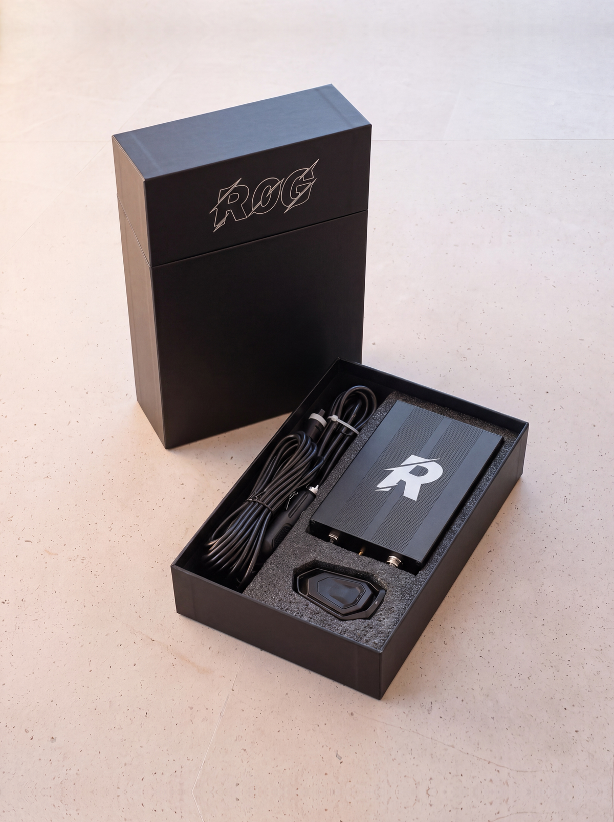 Kit de commande des clapets d'échappement ROG : boîtier, télécommande et câblage dans leur coffret