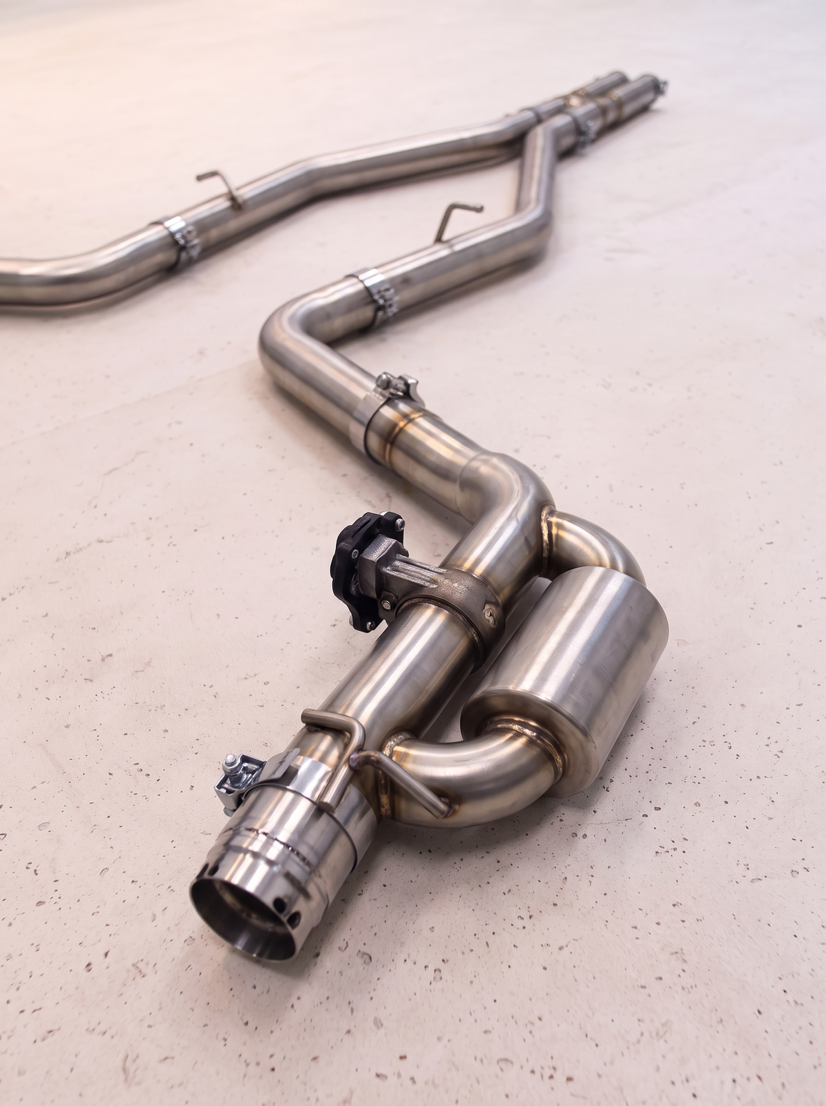 Ligne d'échappement sport inox ROG pour Dodge Challenger R / T V8 5.7, vue au sol