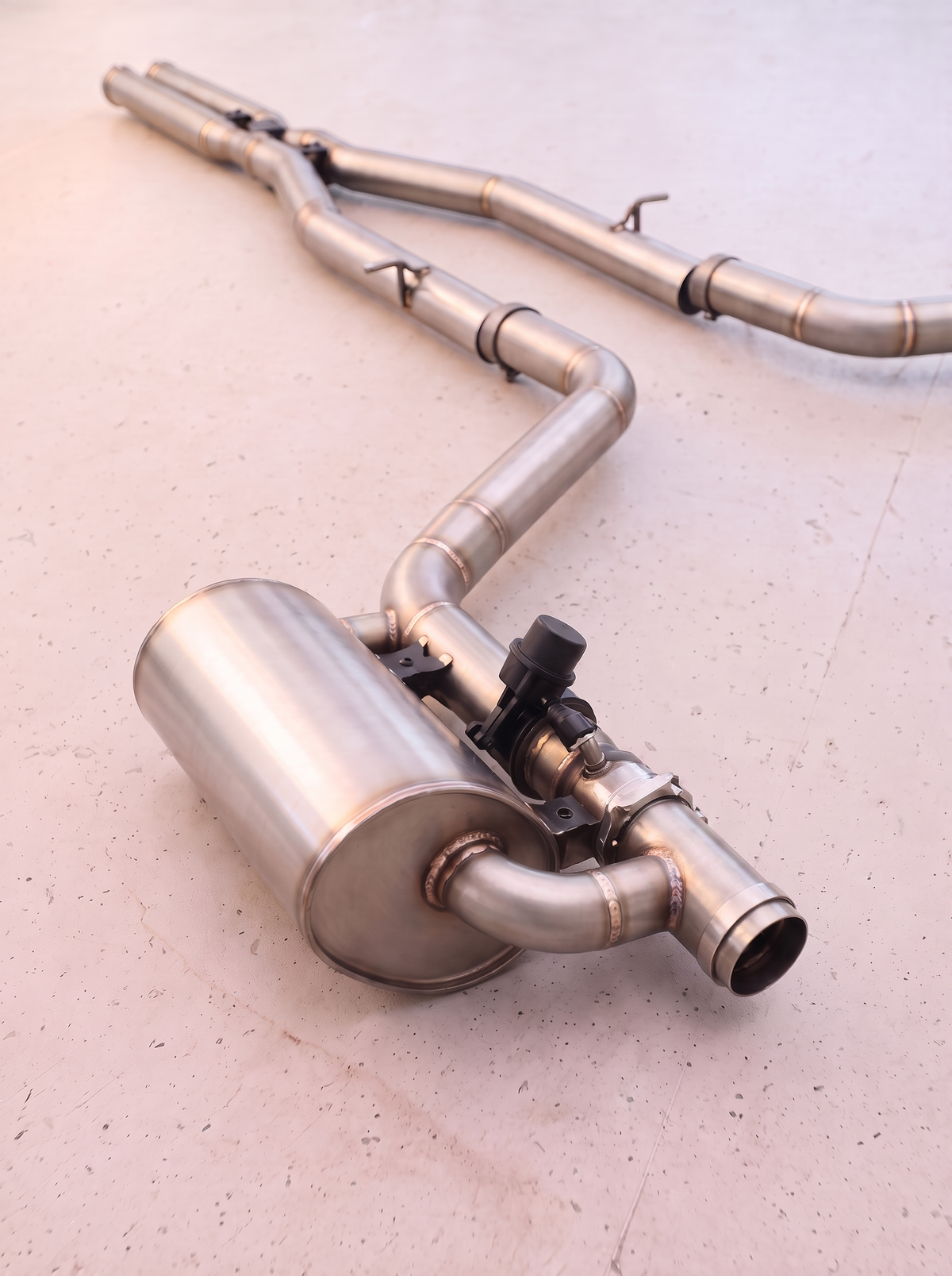 Ligne d'échappement sport inox ROG pour Dodge Challenger SRT Hellcat V8 6.2, vue au sol