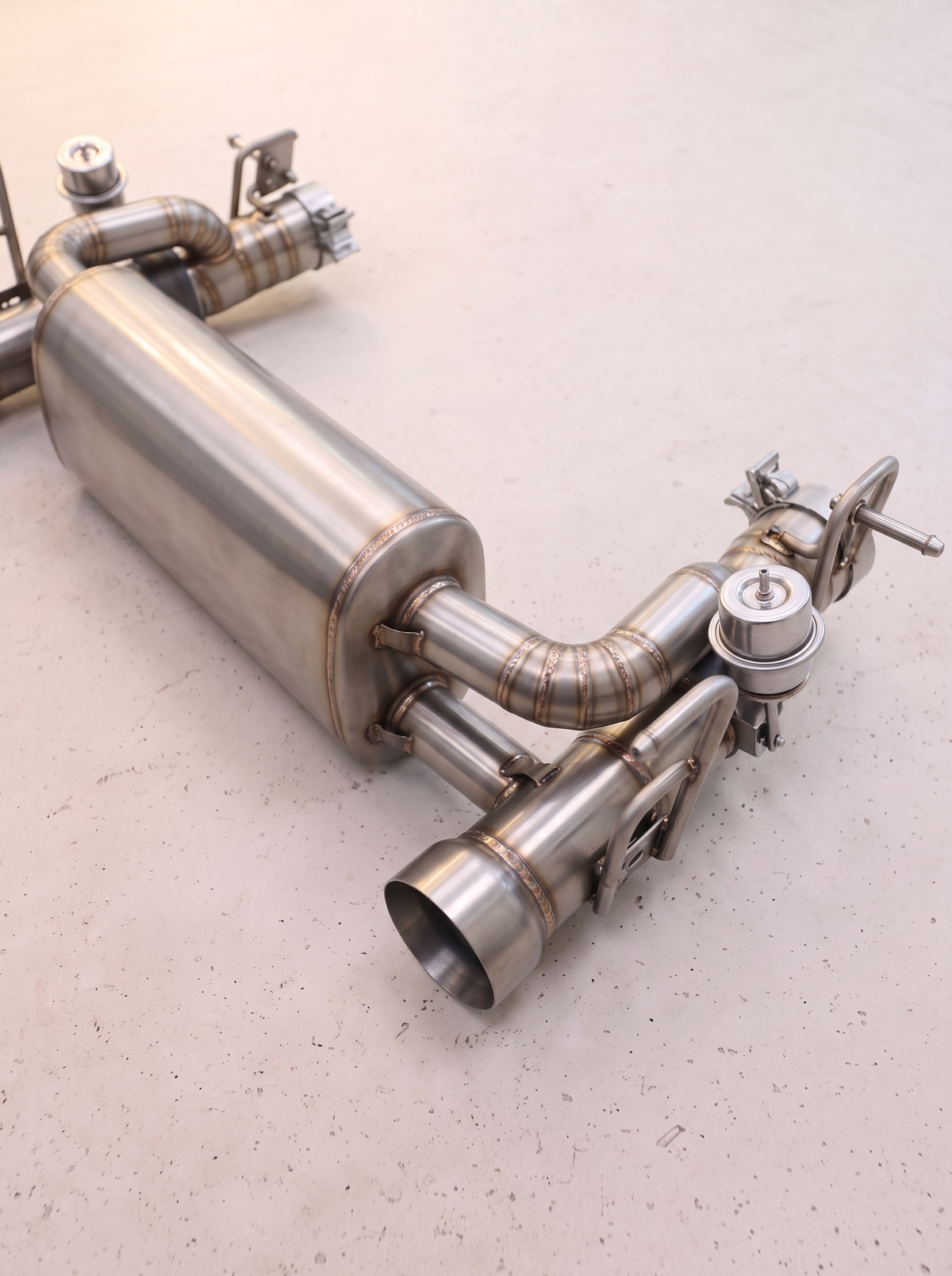 Ligne d'échappement sport inox ROG pour Ferrari 488 3.9 V8, vue au sol