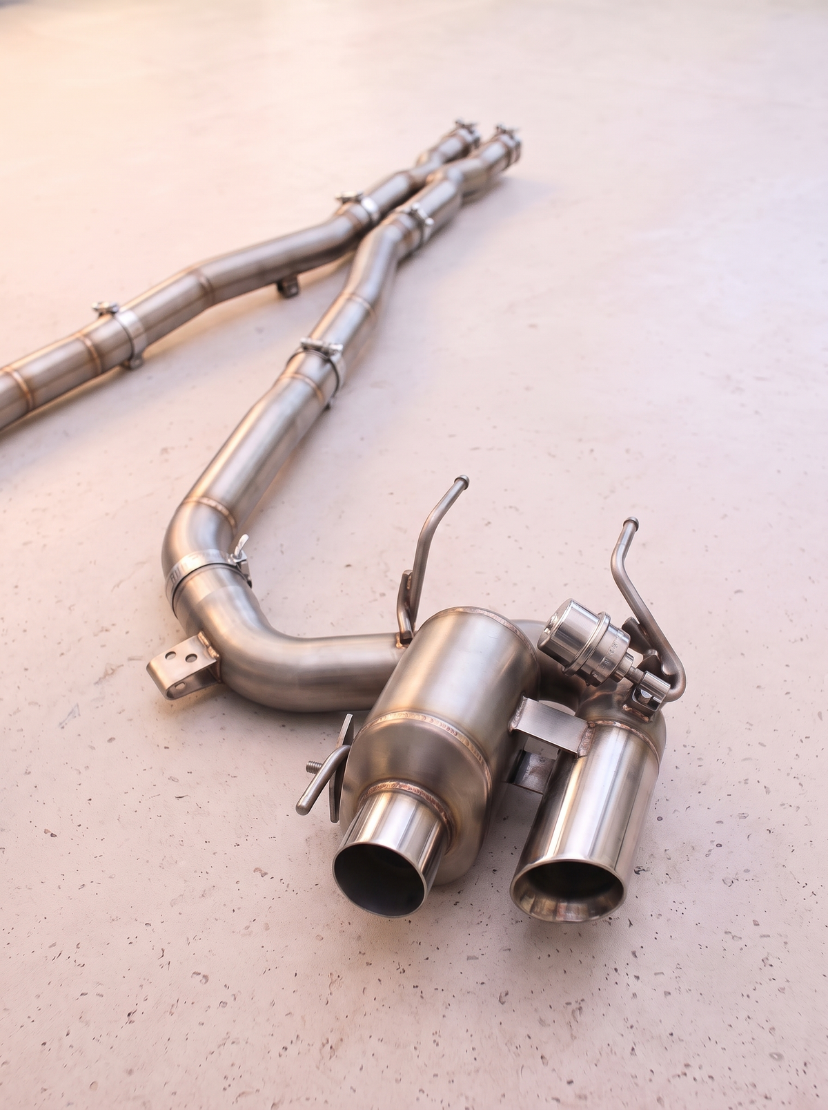 Ligne d'échappement sport inox ROG pour Ferrari 812 6.5 V12, vue au sol