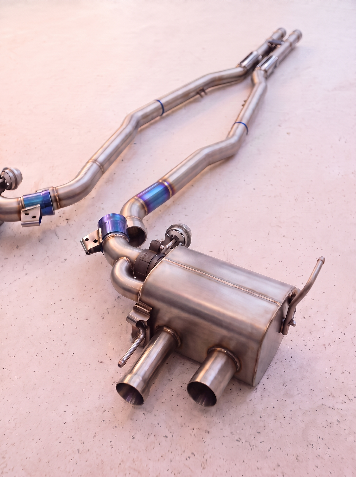Ligne d'échappement sport inox ROG pour Ferrari FF 6.3 V12, vue au sol