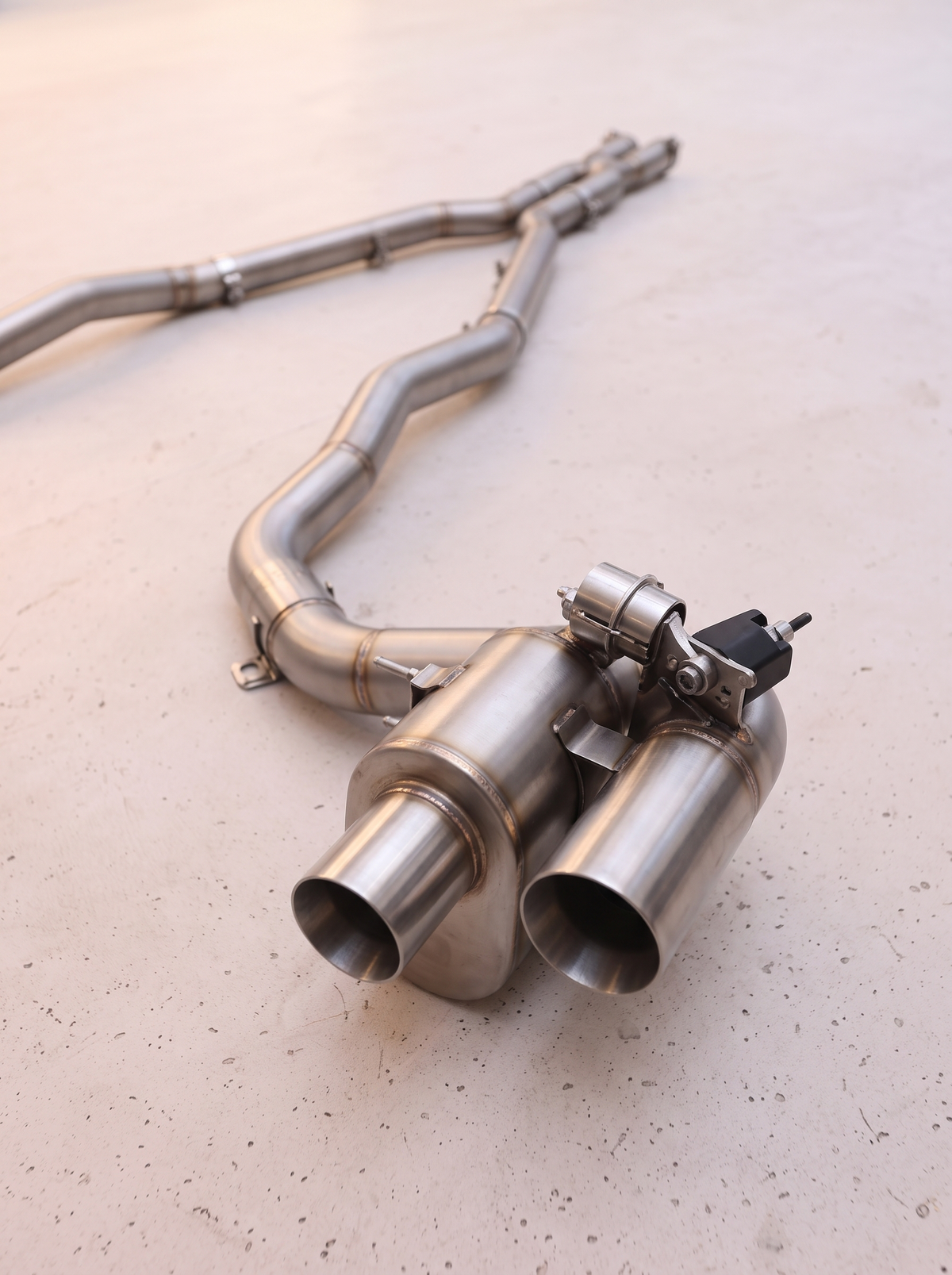 Ligne d'échappement sport inox ROG pour Ferrari GTC4Lusso T V8, vue au sol