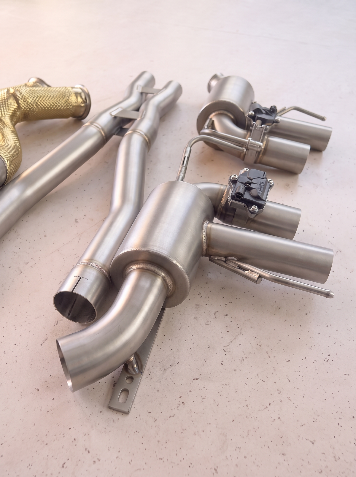 Ligne d'échappement sport inox ROG pour Ferrari Portofino 3.9 V8, vue au sol