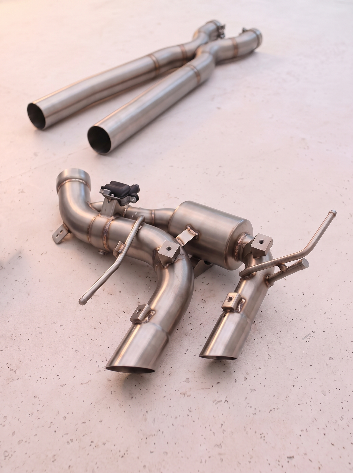 Ligne d'échappement sport inox ROG pour Ferrari Purosangue 6.5 V12, vue au sol