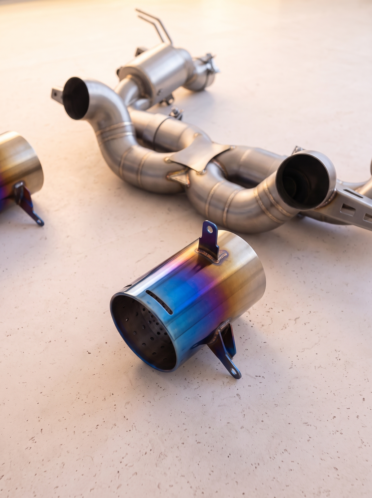 Ligne d'échappement sport inox ROG pour Ferrari SF90 Stradale 4.0 V8, vue au sol