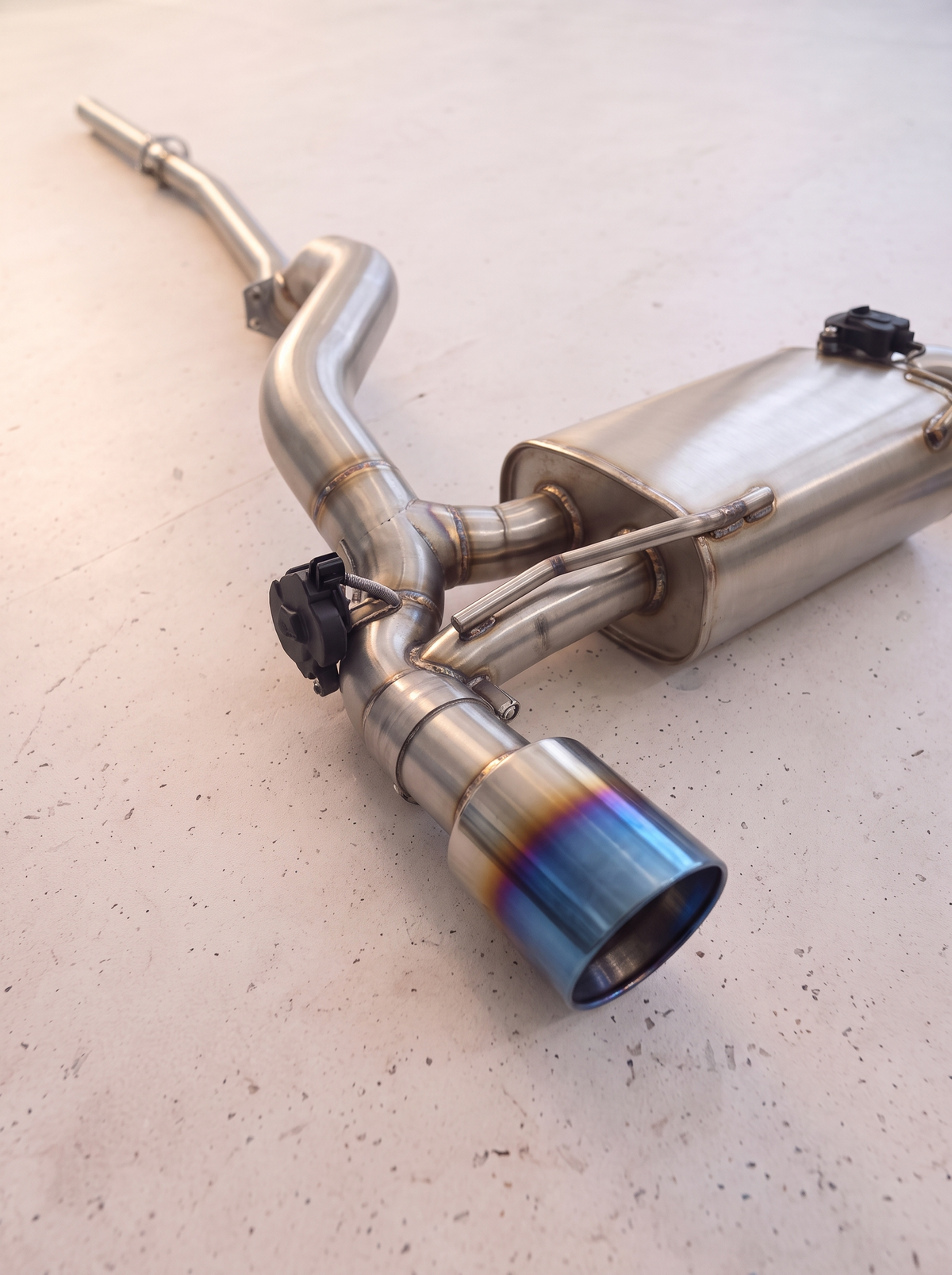 Ligne d'échappement sport inox ROG pour Ford Focus RS Mk3 2.3 EcoBoost, vue au sol