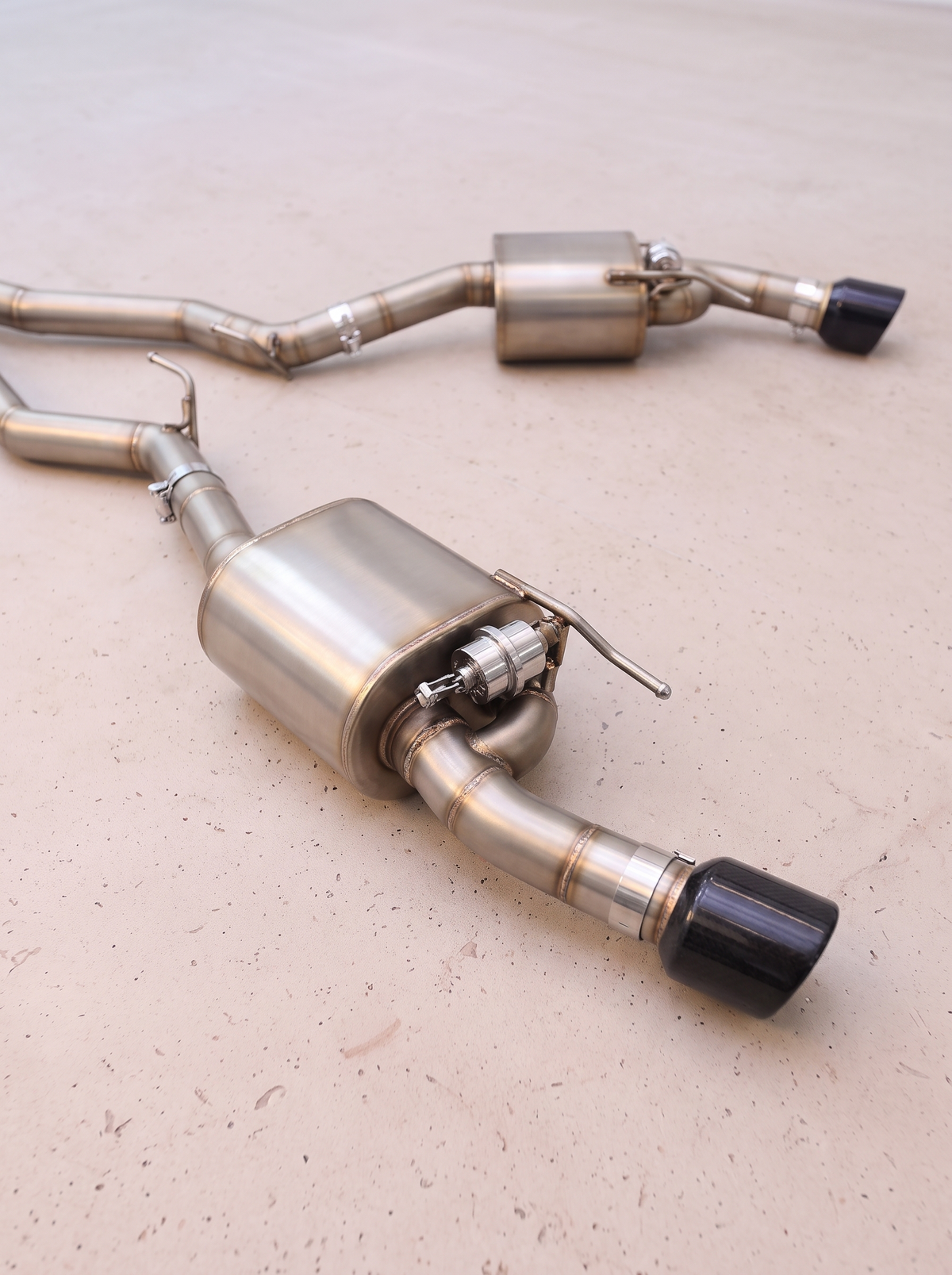 Ligne d'échappement sport inox ROG pour Ford Mustang EcoBoost S550 2.3, vue au sol