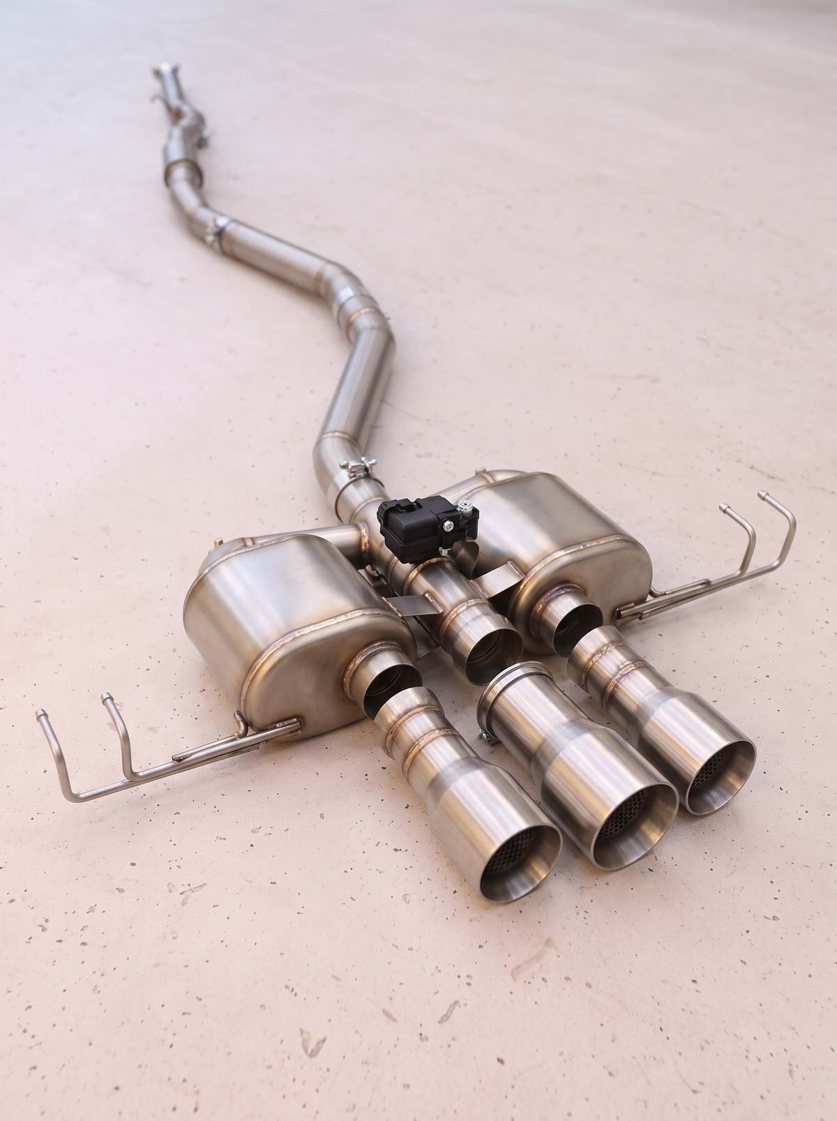 Ligne d'échappement sport inox ROG pour Honda Civic Type R FK8 2.0, vue au sol