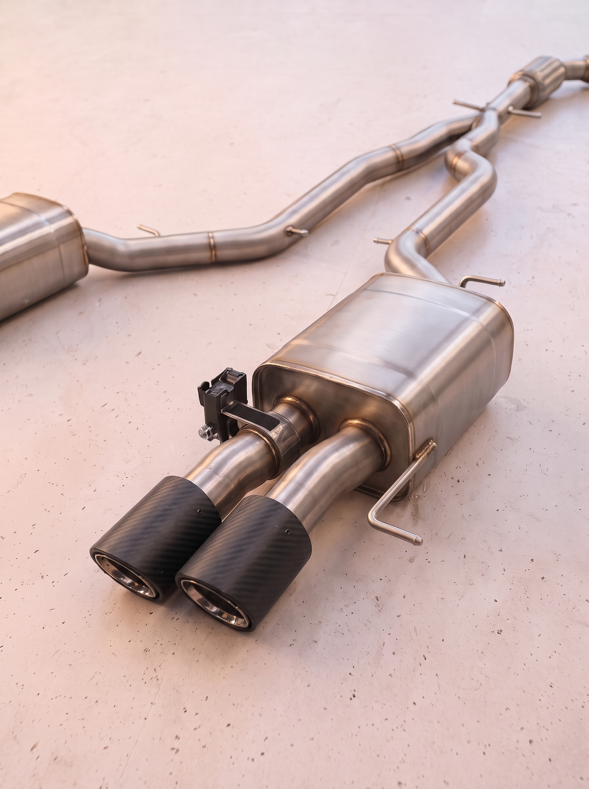Ligne d'échappement sport inox ROG pour Jaguar F-Pace X761 2.0 Turbo essence, vue au sol