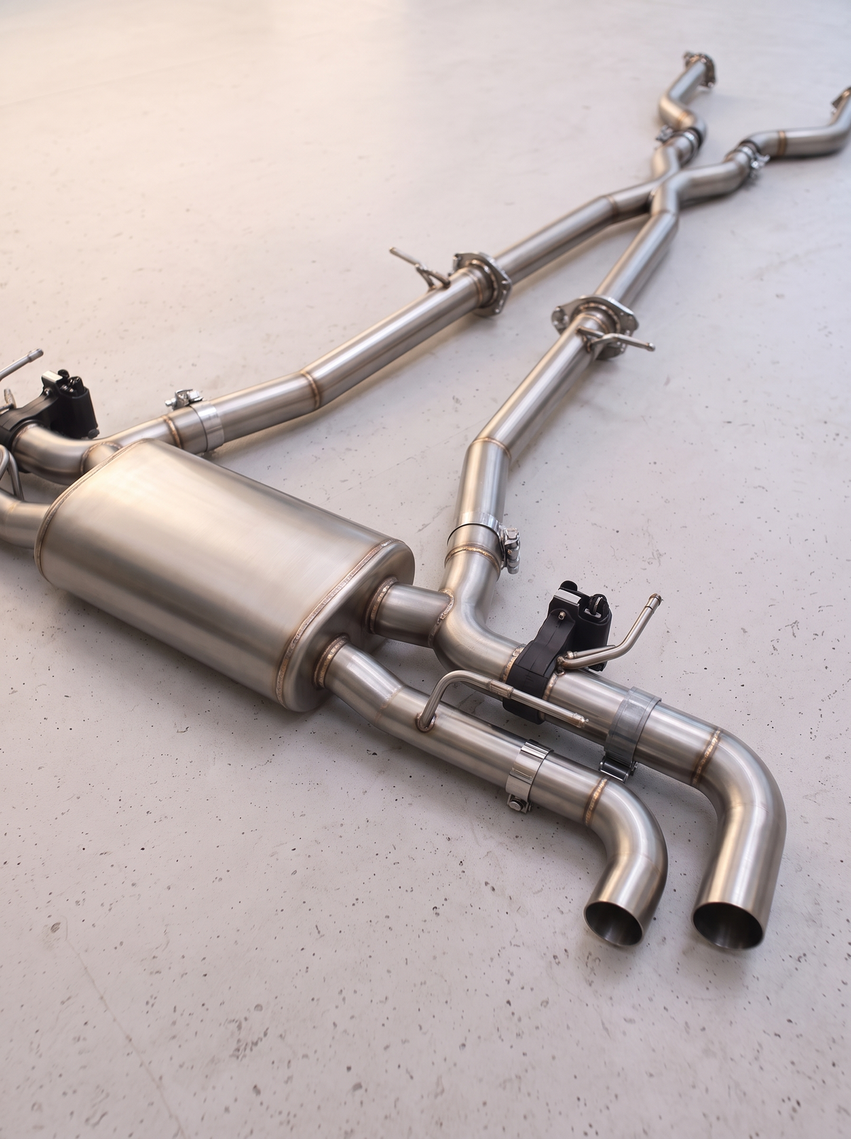 Ligne d'échappement sport inox ROG pour Lexus LC500 Z100 V8 5.0, vue au sol