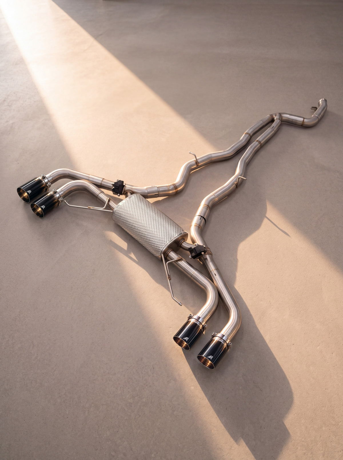 Klappenauspuff aus gebürstetem Titan für BMW X4 B48 G02 2.0T (2018-2025), purer Klang ohne Resonator, Rog Endrohre in Schwarz glänzend - RogMotorsport