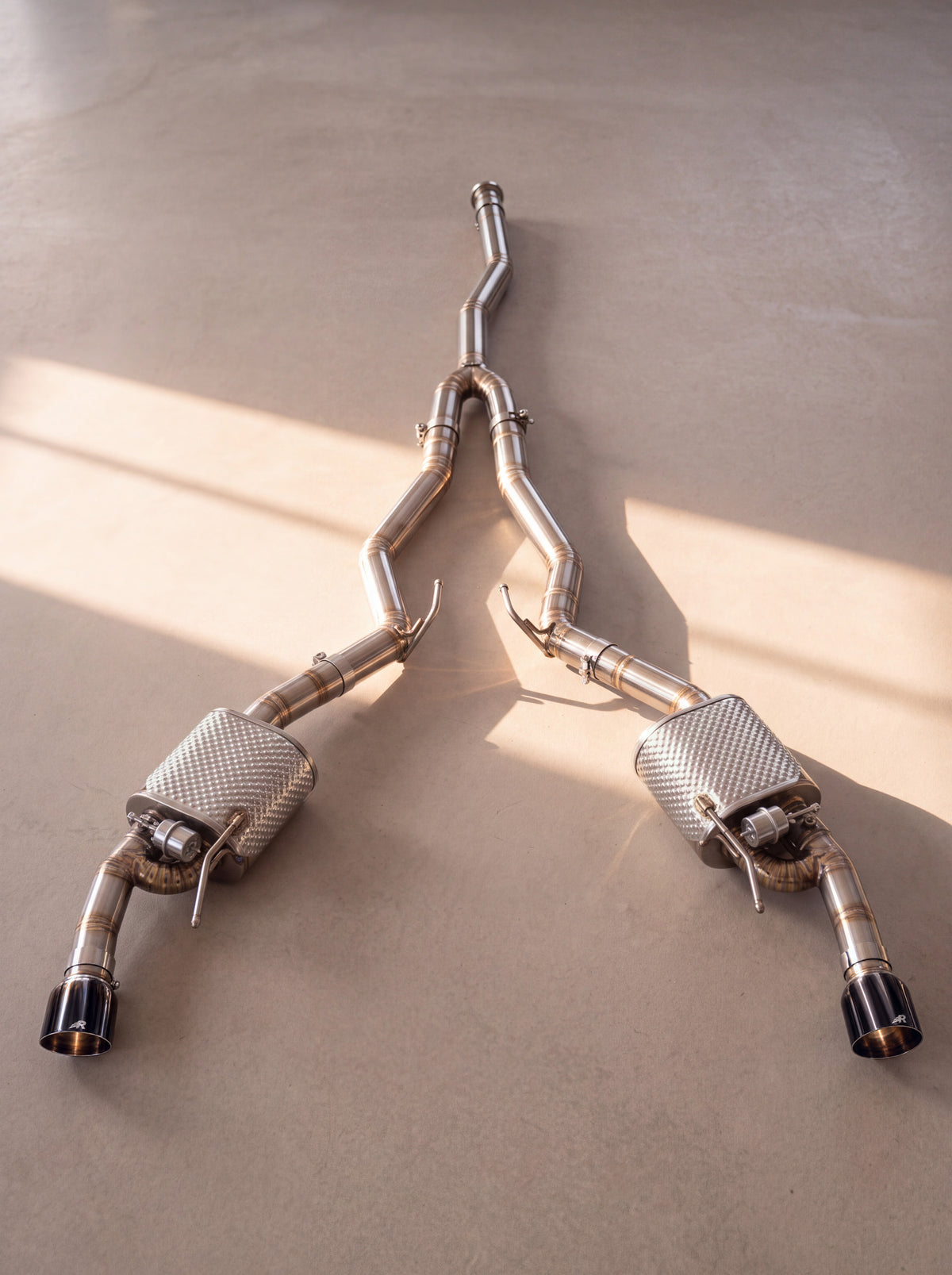 Sportsudstødning med klapper i børstet titanium til Ford Mustang EcoBoost S550 2.3 (2015-2017), ren lyd uden resonator, Rog-endestykker i blank sort - RogMotorsport