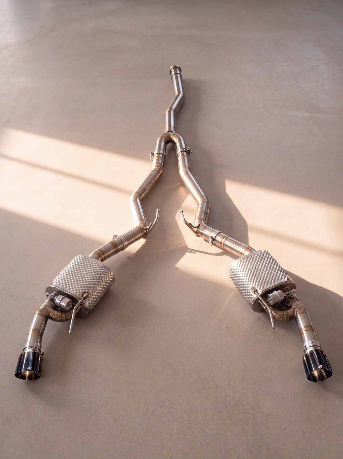 Sportsudstødning med klapper i børstet titanium til Ford Mustang EcoBoost S550 2.3 (2018-2022), ren lyd uden resonator, Rog-endestykker i blank sort - RogMotorsport