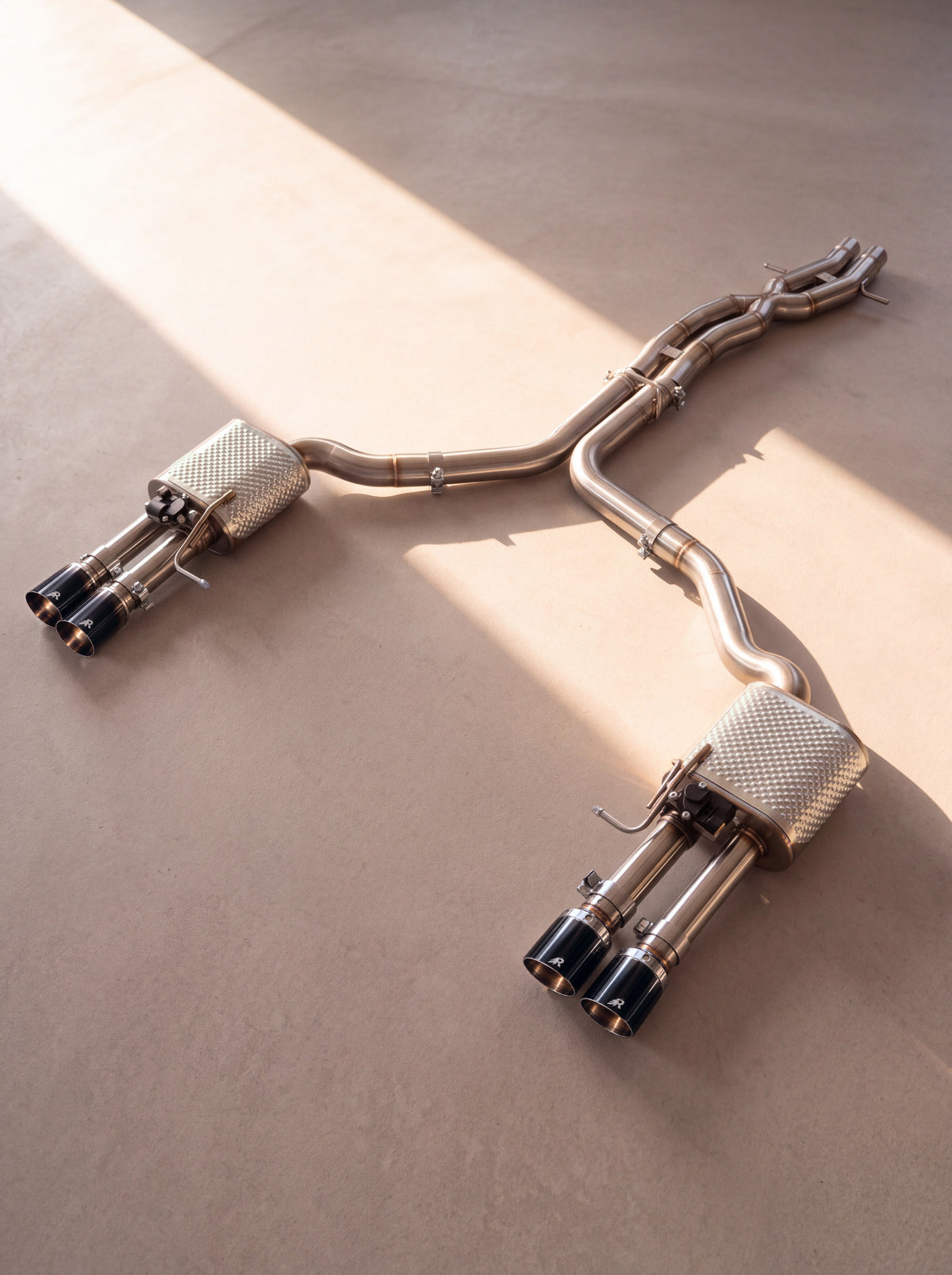 Sportsudstødning med klapper i børstet titanium til Audi A4 / A4 Avant B8 3.2 FSI V6 (2007-2012), ren lyd uden resonator, Rog-endestykker i blank sort - RogMotorsport