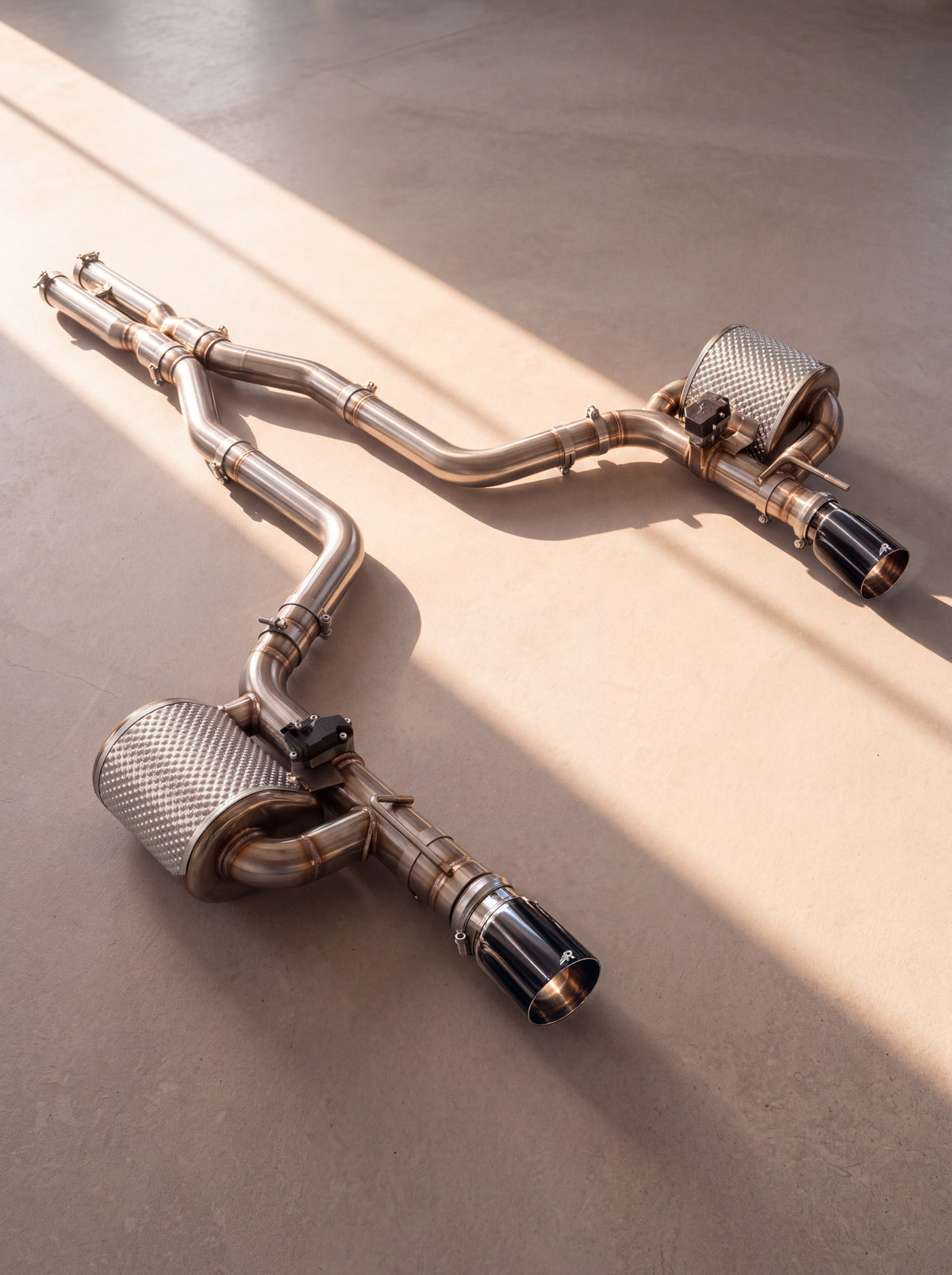 Sportseksos med klaffer i børstet titan for Dodge Charger V8 6.4 (2012-2014), ren lyd uten resonator, Rog-endestykker i blank svart - RogMotorsport
