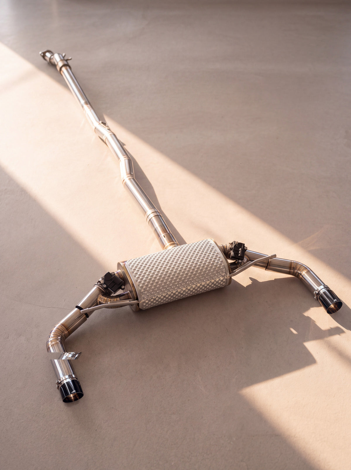 Szelepes sport kipufogó szálcsiszolt titánból, Mercedes-AMG A35 W177 2.0 turbo M260 (2019+), tiszta hang rezonátor nélkül, Rog kipufogóvégek fényes feketében - RogMotorsport