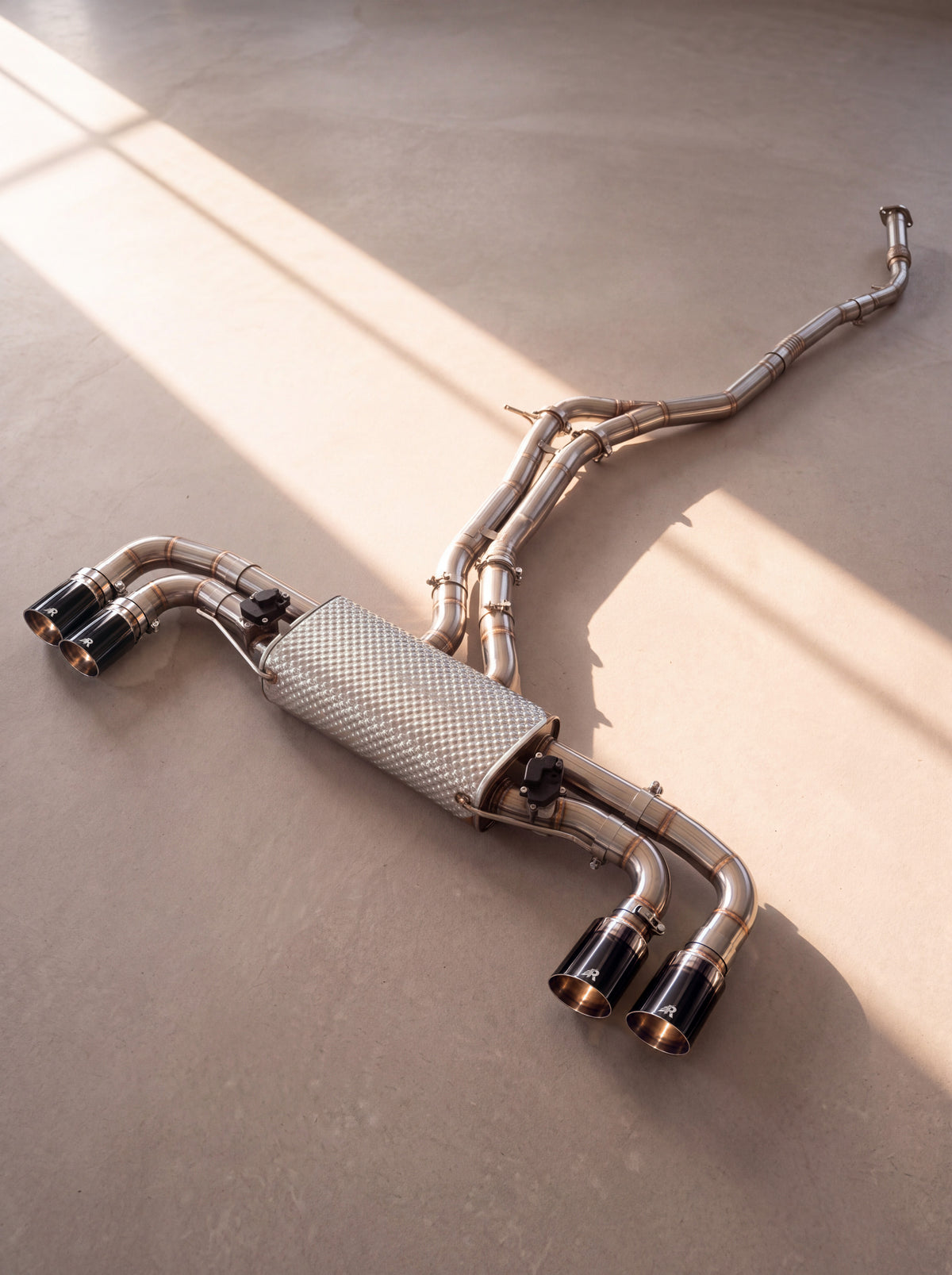 Wydech z klapami ze szczotkowanego tytanu do Porsche Cayenne E3 9YA / 9YB V6 3.0 turbo (2019+), czyste brzmienie bez rezonatora, końcówki Rog czarne z połyskiem - RogMotorsport
