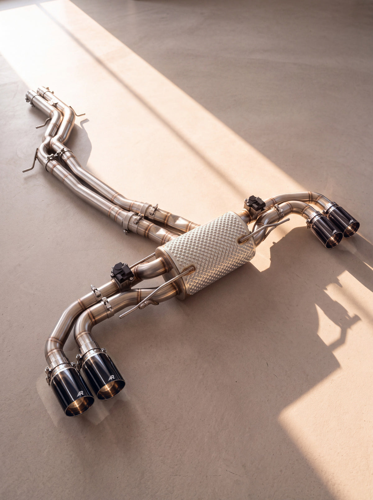 Wydech z klapami ze szczotkowanego tytanu do Porsche Cayenne Turbo 9YA / 9YB V8 4.0 biturbo (2018-2023), czyste brzmienie bez rezonatora, końcówki Rog czarne z połyskiem - RogMotorsport