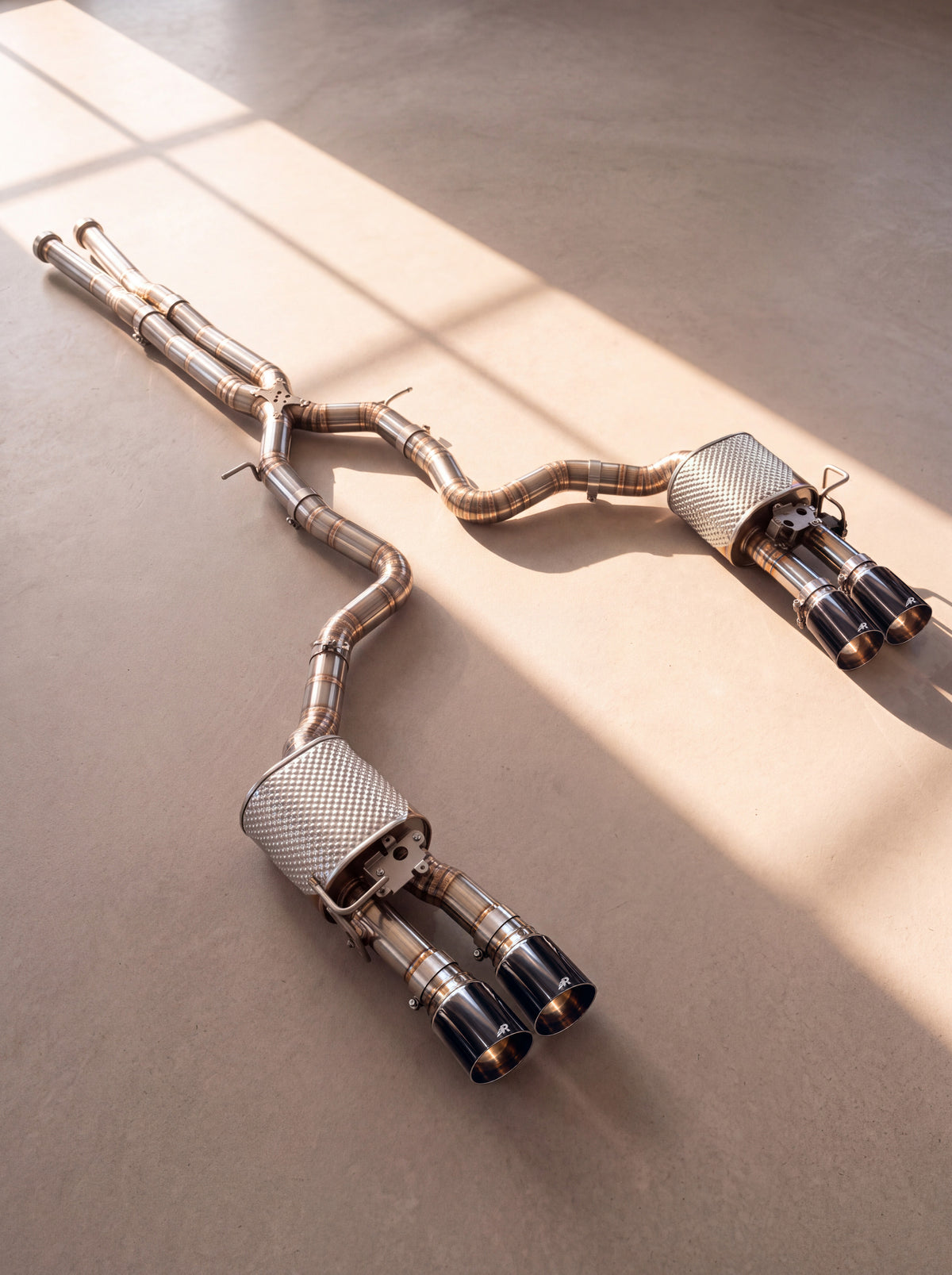 Sportseksos med klaffer i børstet titan for Porsche Panamera / Sport Turismo 971 V6 2.9 biturbo (2018-2023), ren lyd uten resonator, Rog-endestykker i blank svart - RogMotorsport