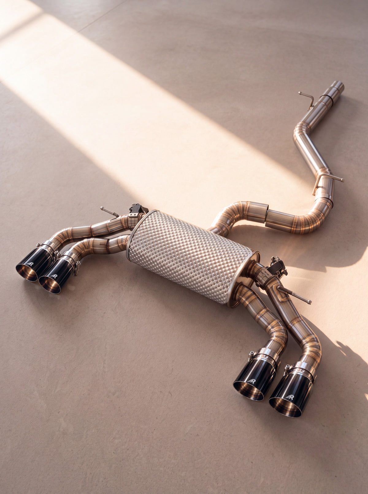Ligne d'échappement titane brossé à clapets pour Volkswagen Golf 7 R / 7.5 R 2.0 TSI (2014-2019), son pur sans résonateur, embouts Rog noir brillant - RogMotorsport