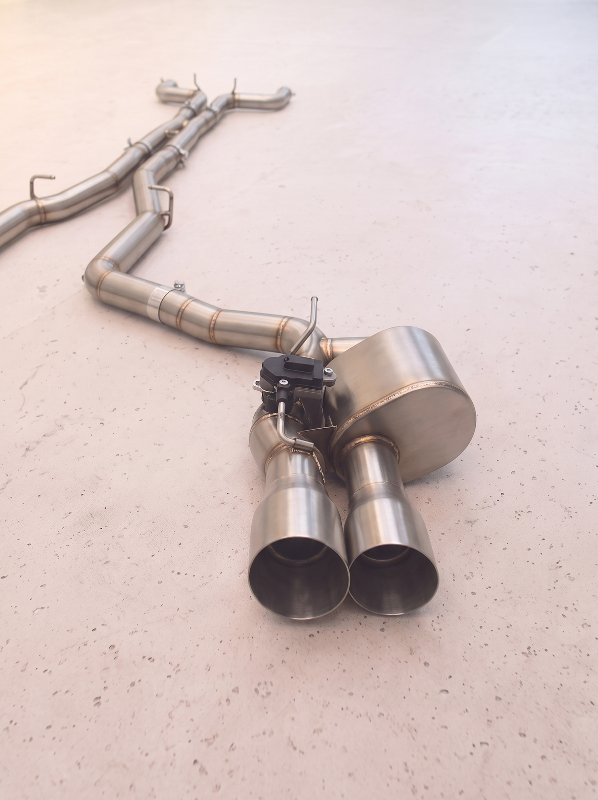 Ligne d'échappement sport inox ROG pour Maserati Ghibli M157 V6 3.0, vue au sol