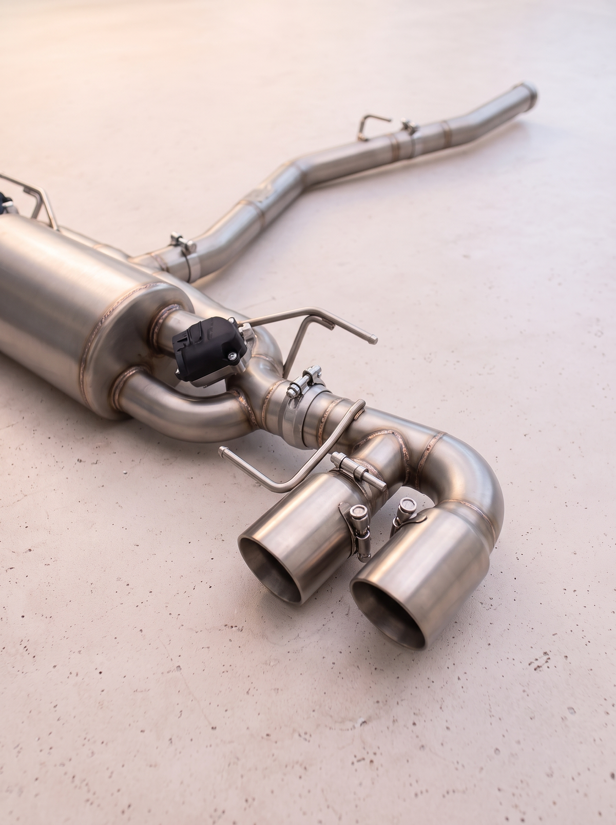 Ligne d'échappement sport inox ROG pour Maserati Grecale 2.0 Turbo, vue au sol