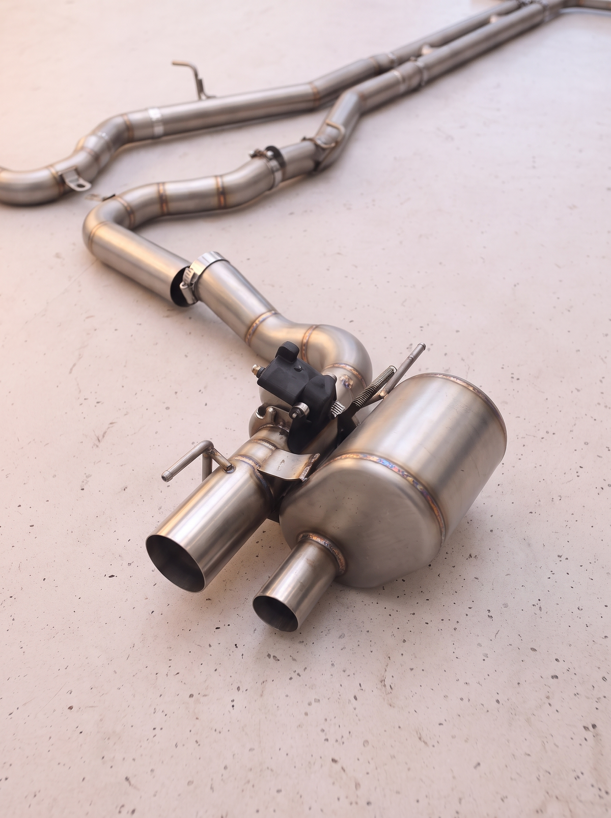 Ligne d'échappement sport inox ROG pour Maserati Levante V6 3.0, vue au sol