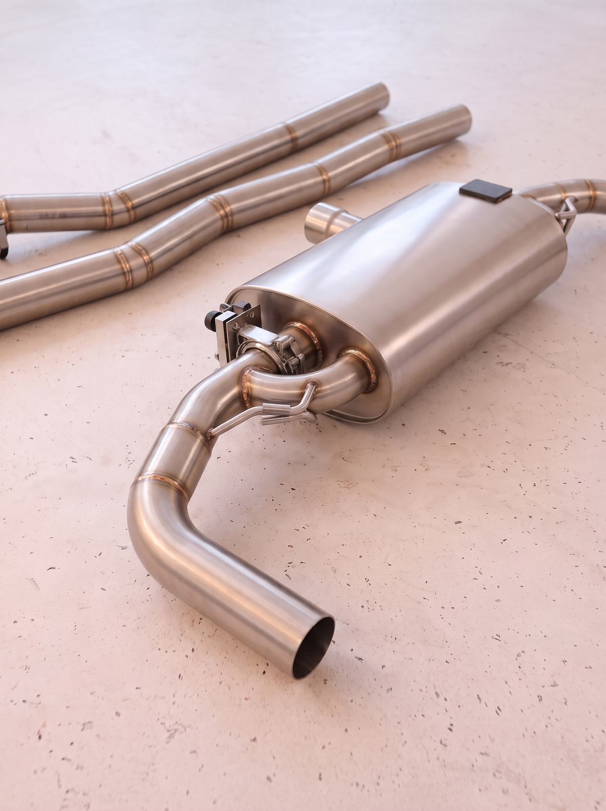 Ligne d'échappement sport inox ROG pour Mercedes-AMG GLA35 H247 2.0 turbo, vue au sol